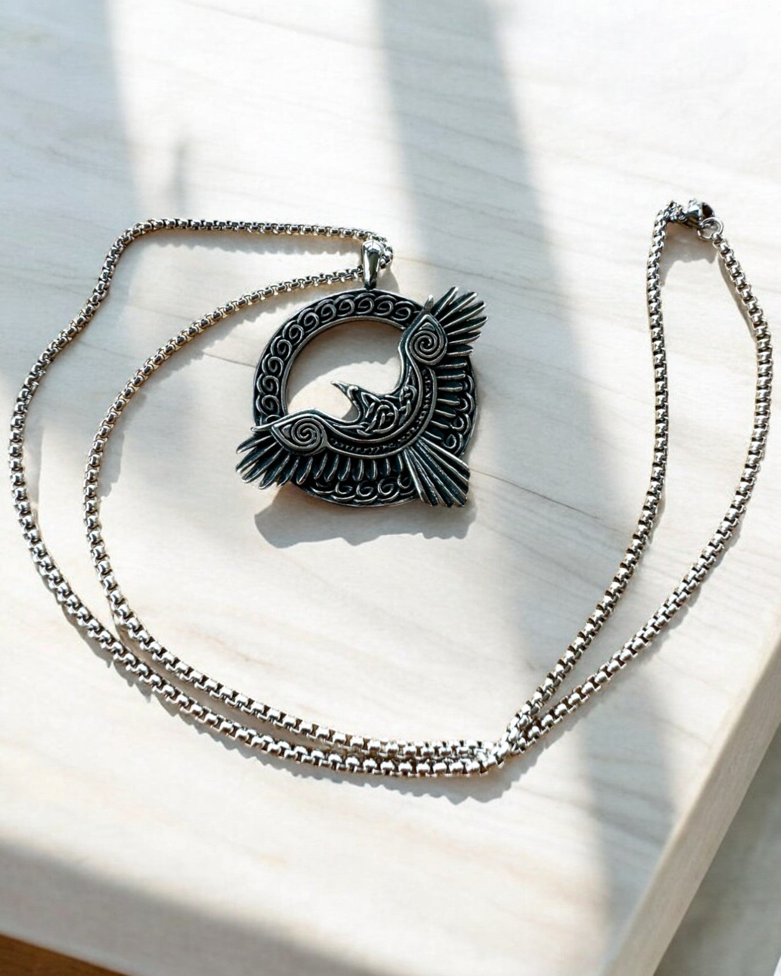Amulett av Stålhauken - Halskjede med gravering, inspirert av keltisk kunst, som gave