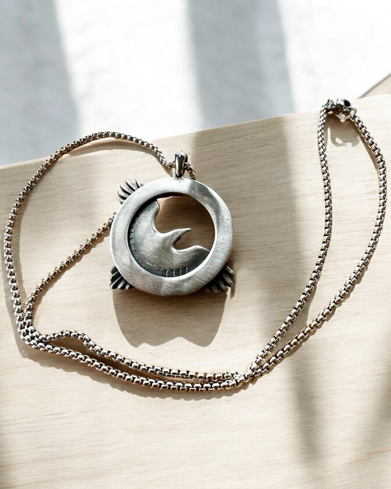 Amulett av Stålhauken - Halskjede med gravering, inspirert av keltisk kunst, som gave