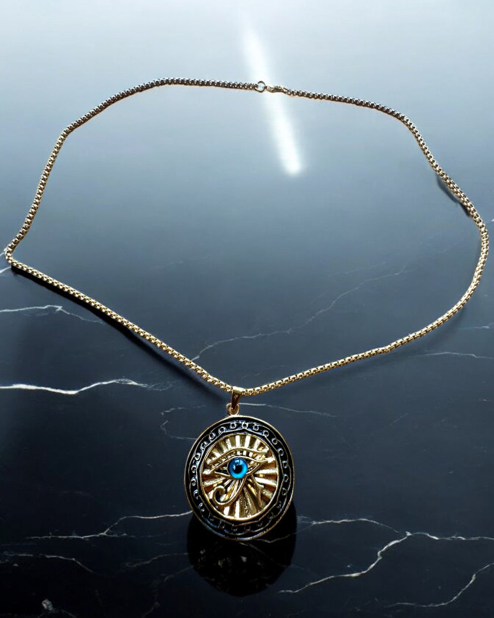 Amulett "Oko Horusa" - Eleganse og Beskyttelse, mulighet for personlig gravering som gave