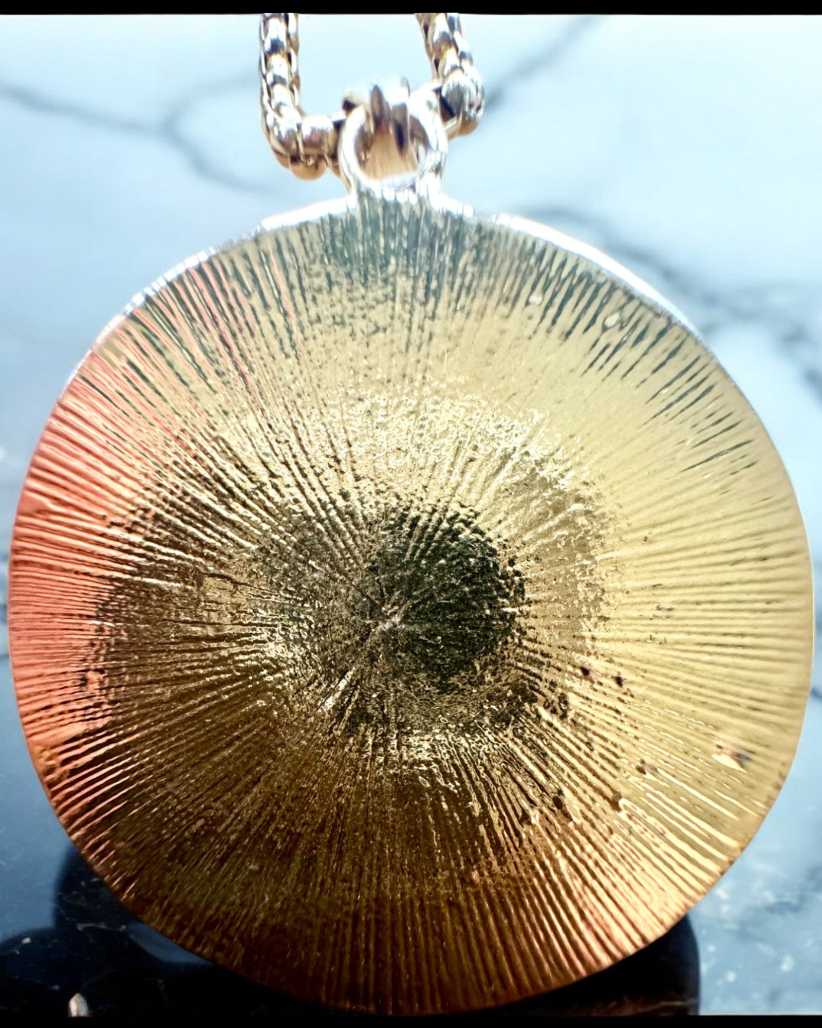 Amulett "Oko Horusa" - Eleganse og Beskyttelse, mulighet for personlig gravering som gave