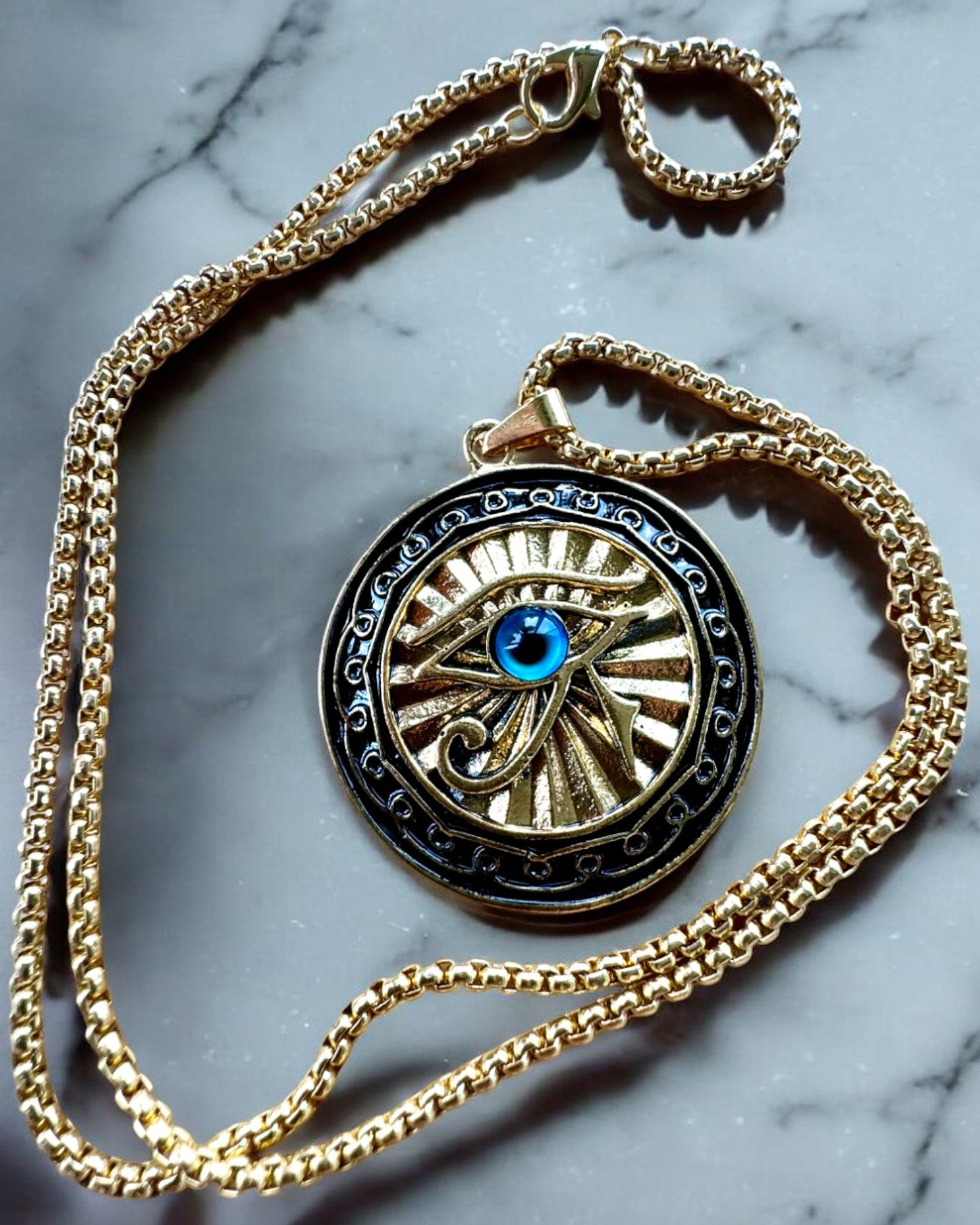 Amulett "Oko Horusa" - Eleganse og Beskyttelse, mulighet for personlig gravering som gave