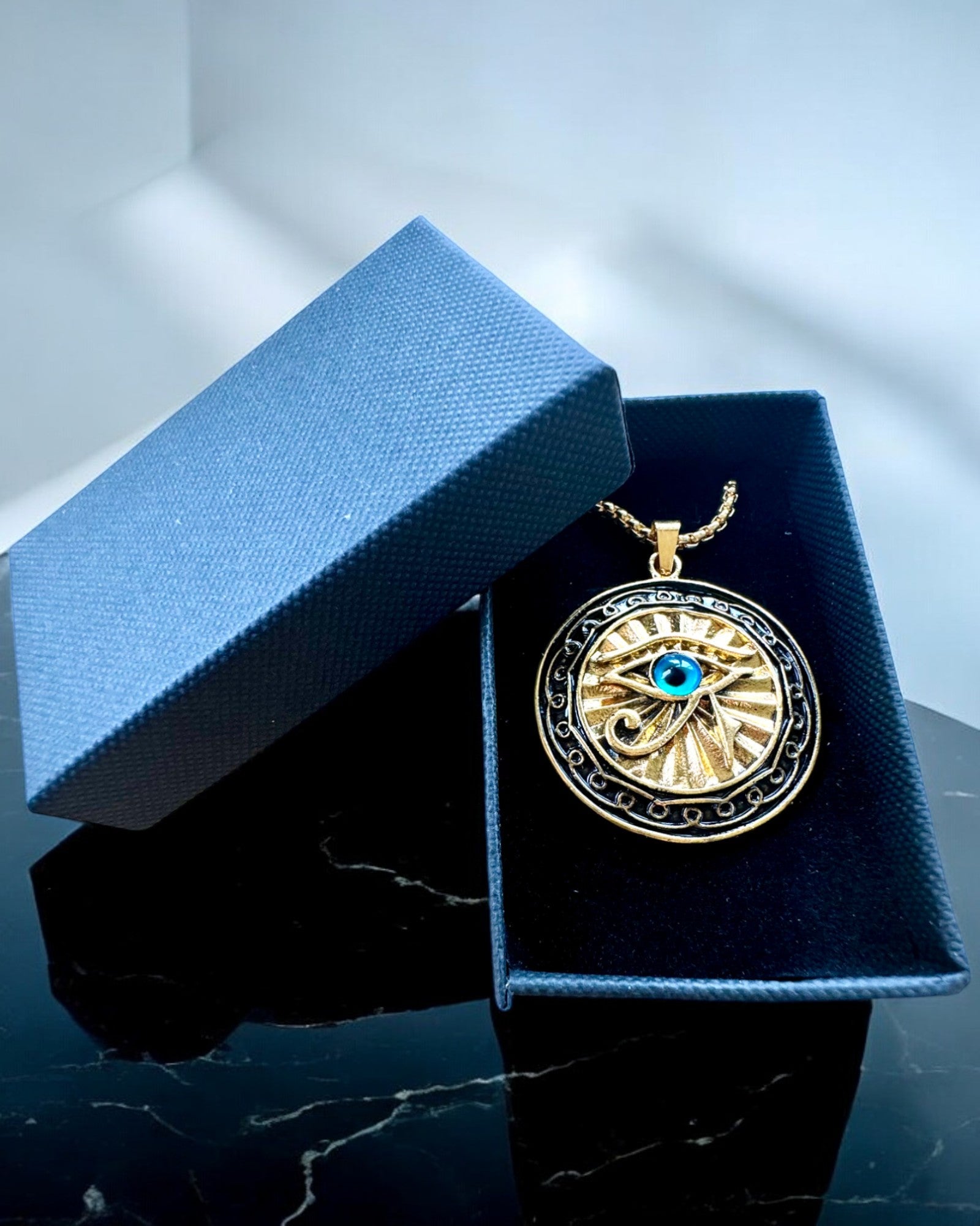 Amulett "Oko Horusa" - Eleganse og Beskyttelse, mulighet for personlig gravering som gave