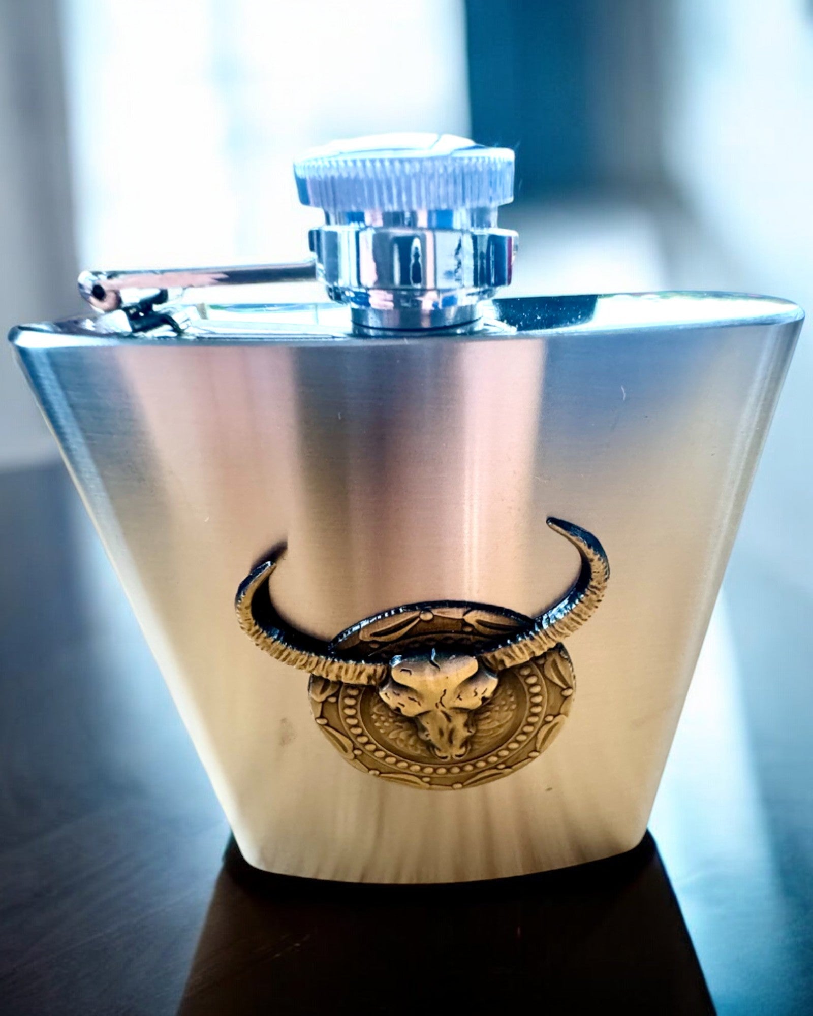 Bizon Flask – Stilfull Lommelerke med Bisonmotiv - mulighet for personlig gravering som gave