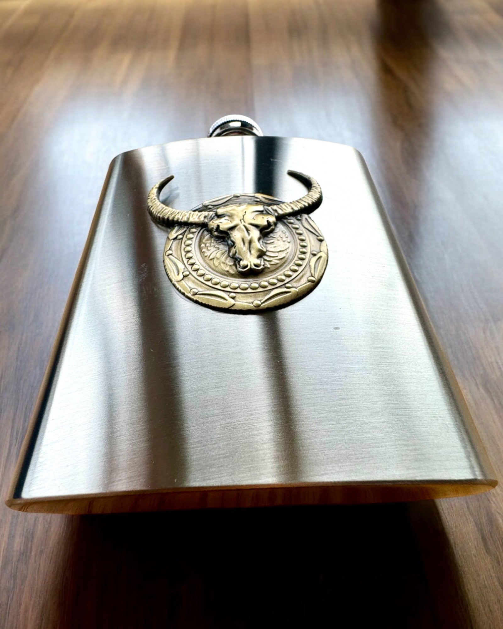 Bizon Flask – Stilfull Lommelerke med Bisonmotiv - mulighet for personlig gravering som gave