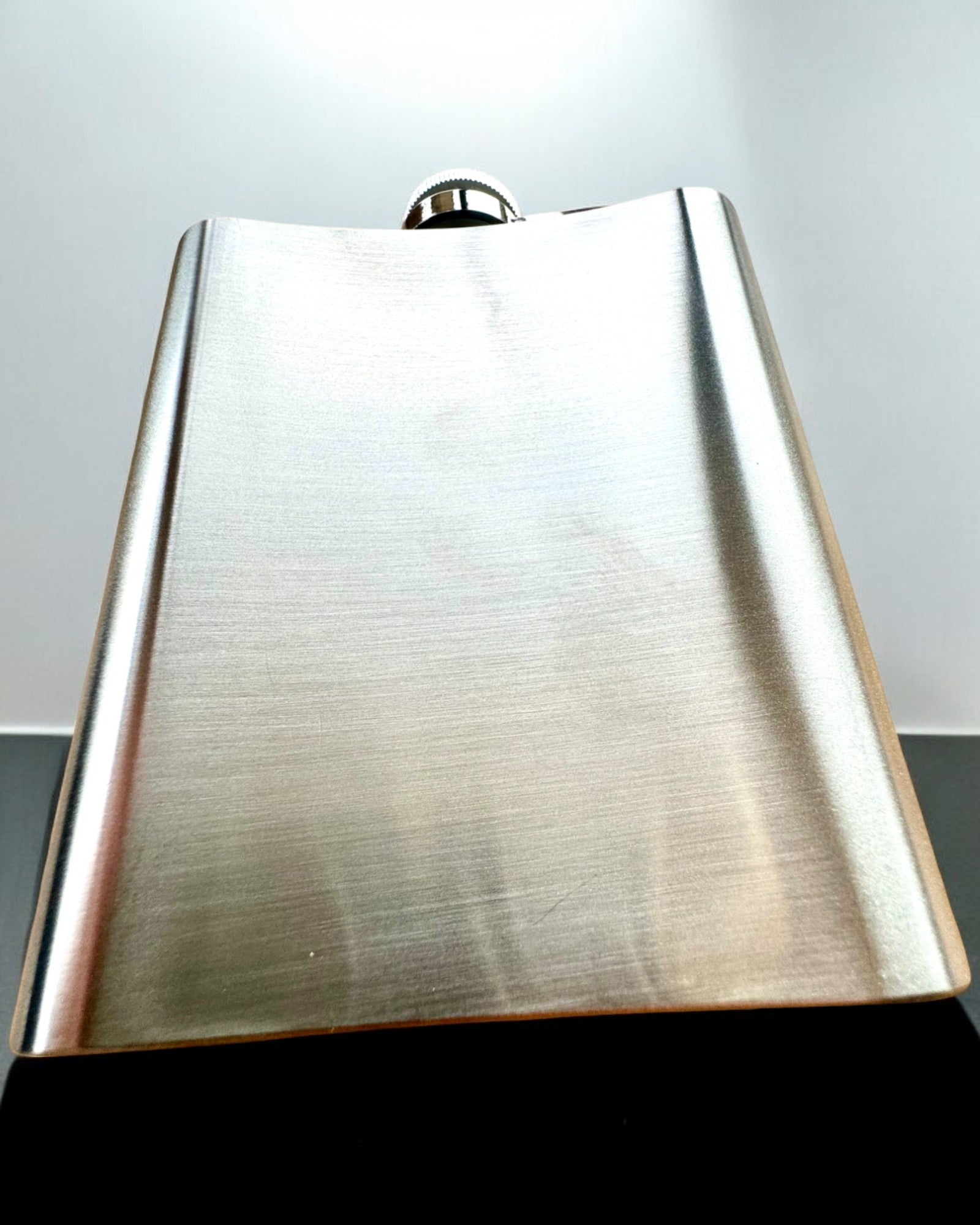 Bizon Flask – Stilfull Lommelerke med Bisonmotiv - mulighet for personlig gravering som gave