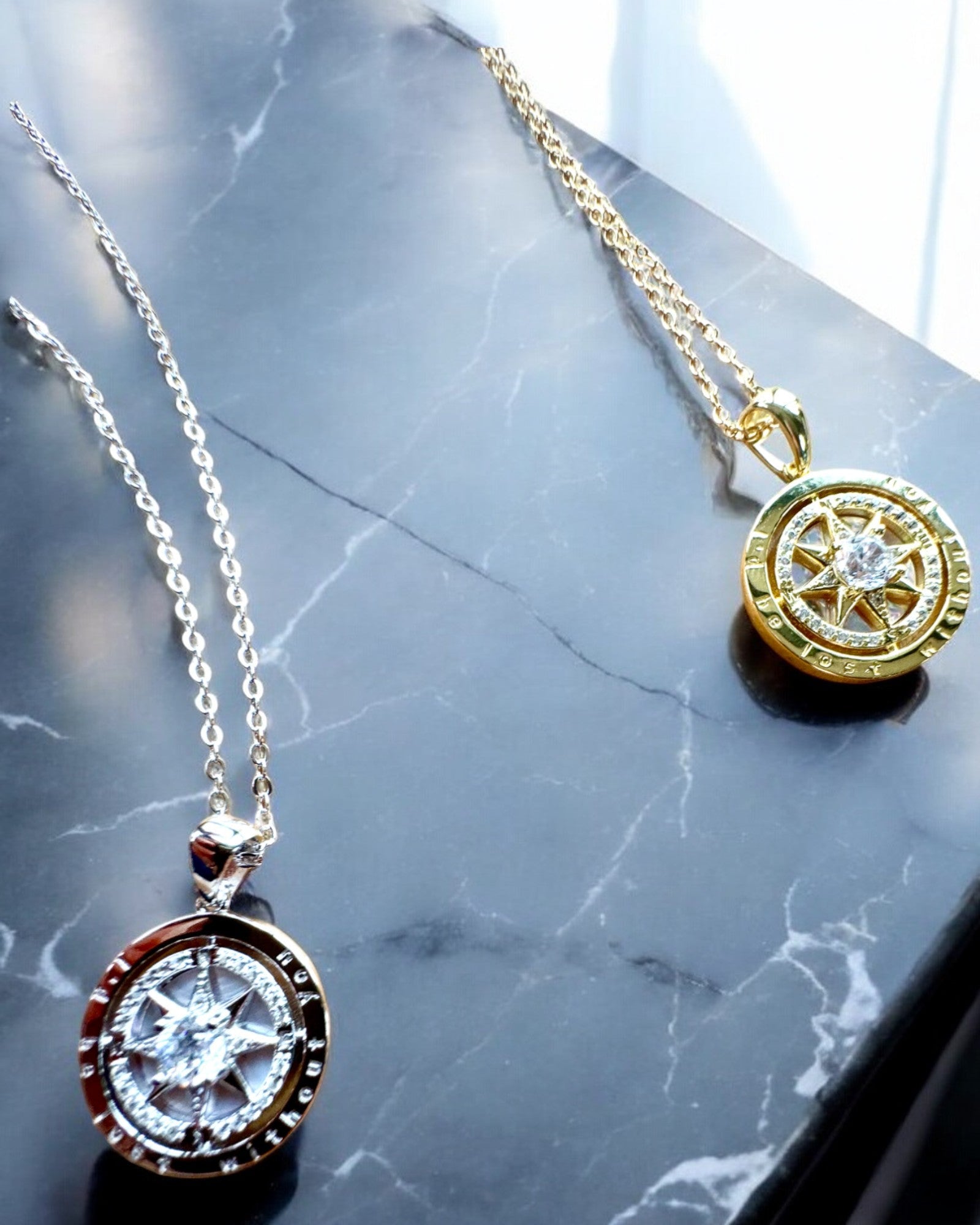 Kompassmykke "Stjernetegn", mulighet for personlig gravering, 2 fargevarianter å velge mellom