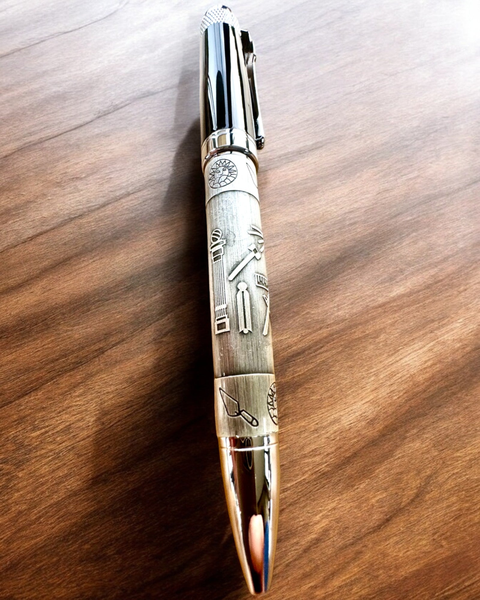 Elegant Penn "Mesterlig Harmoni" med Gravering Alternativ - Symbolske Motiver, Antikk Sølv, mulighet for personlig gravering som gave