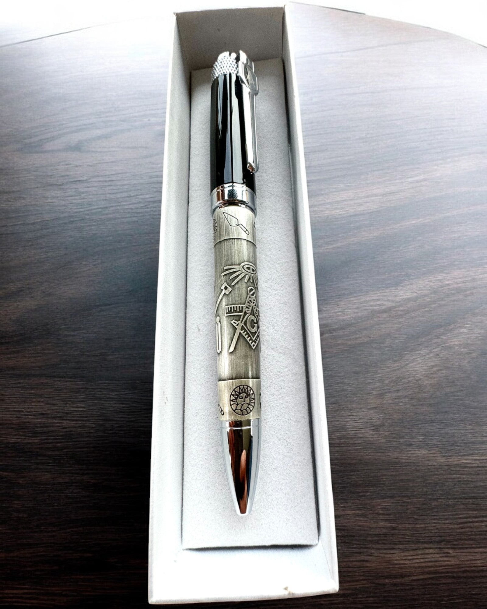 Elegant Penn "Mesterlig Harmoni" med Gravering Alternativ - Symbolske Motiver, Antikk Sølv, mulighet for personlig gravering som gave