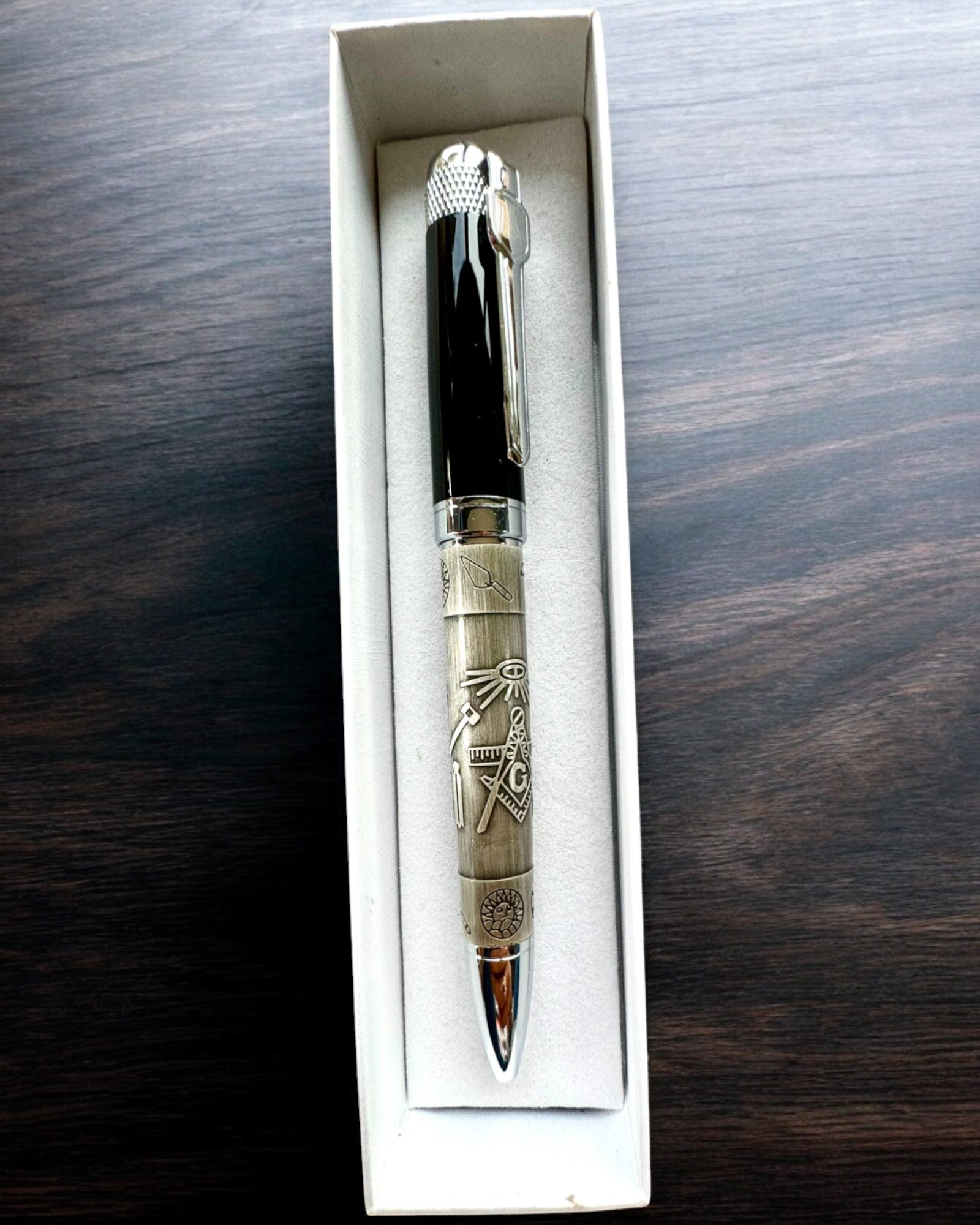 Elegant Penn "Mesterlig Harmoni" med Gravering Alternativ - Symbolske Motiver, Antikk Sølv, mulighet for personlig gravering som gave
