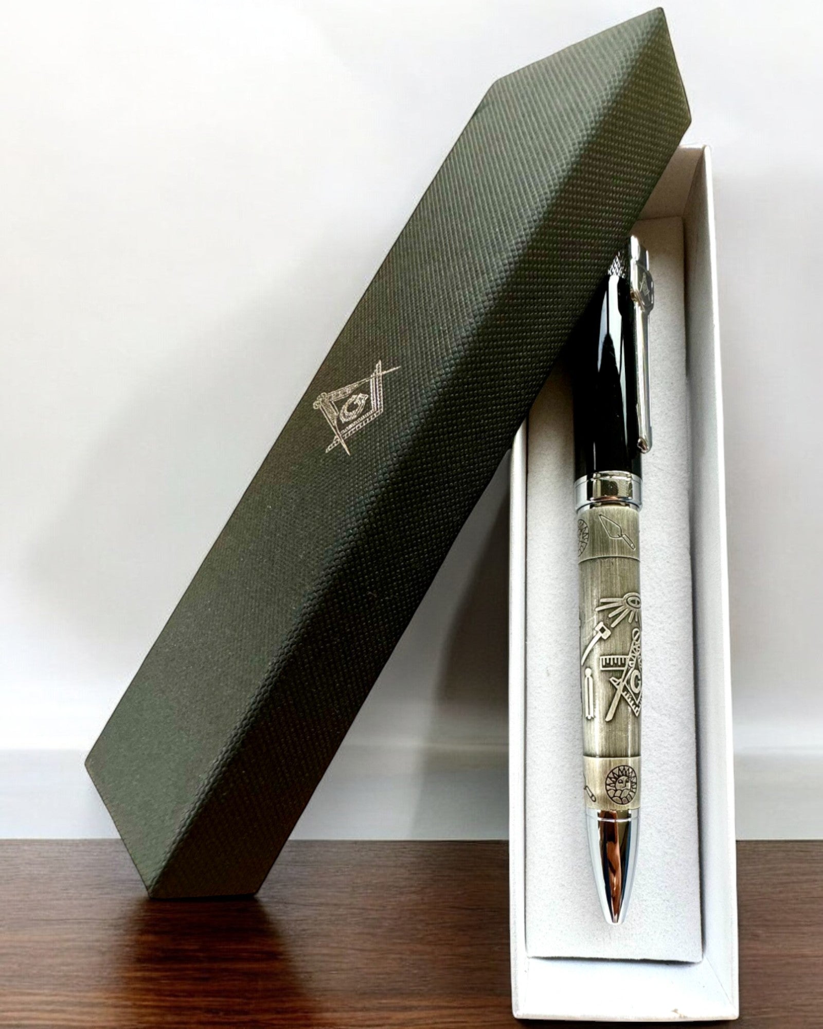 Elegant Penn "Mesterlig Harmoni" med Gravering Alternativ - Symbolske Motiver, Antikk Sølv, mulighet for personlig gravering som gave