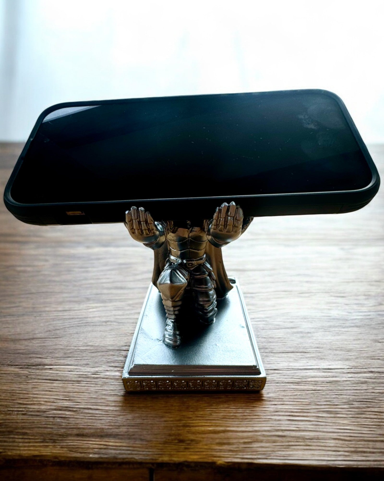 Ridders Stativ Ridder for telefon eller penn, mulighet for personalisering med gravering som gave