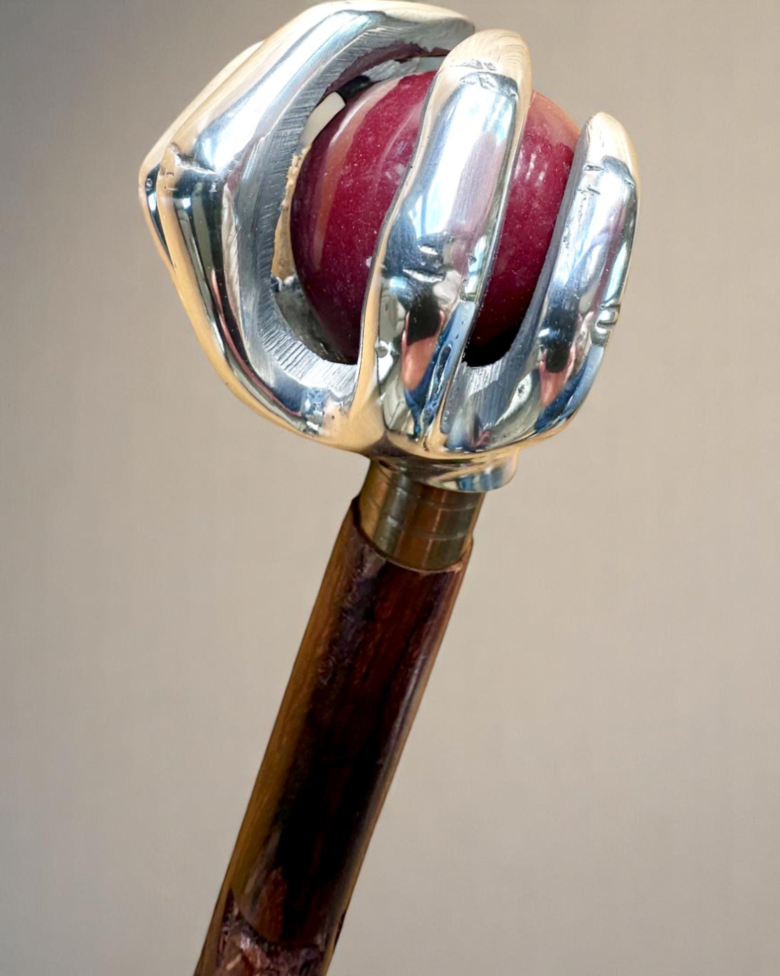 Spaserstokk "Kongelig Hånd" – håndskåret av indisk mangotre, mulighet for personlig gravering