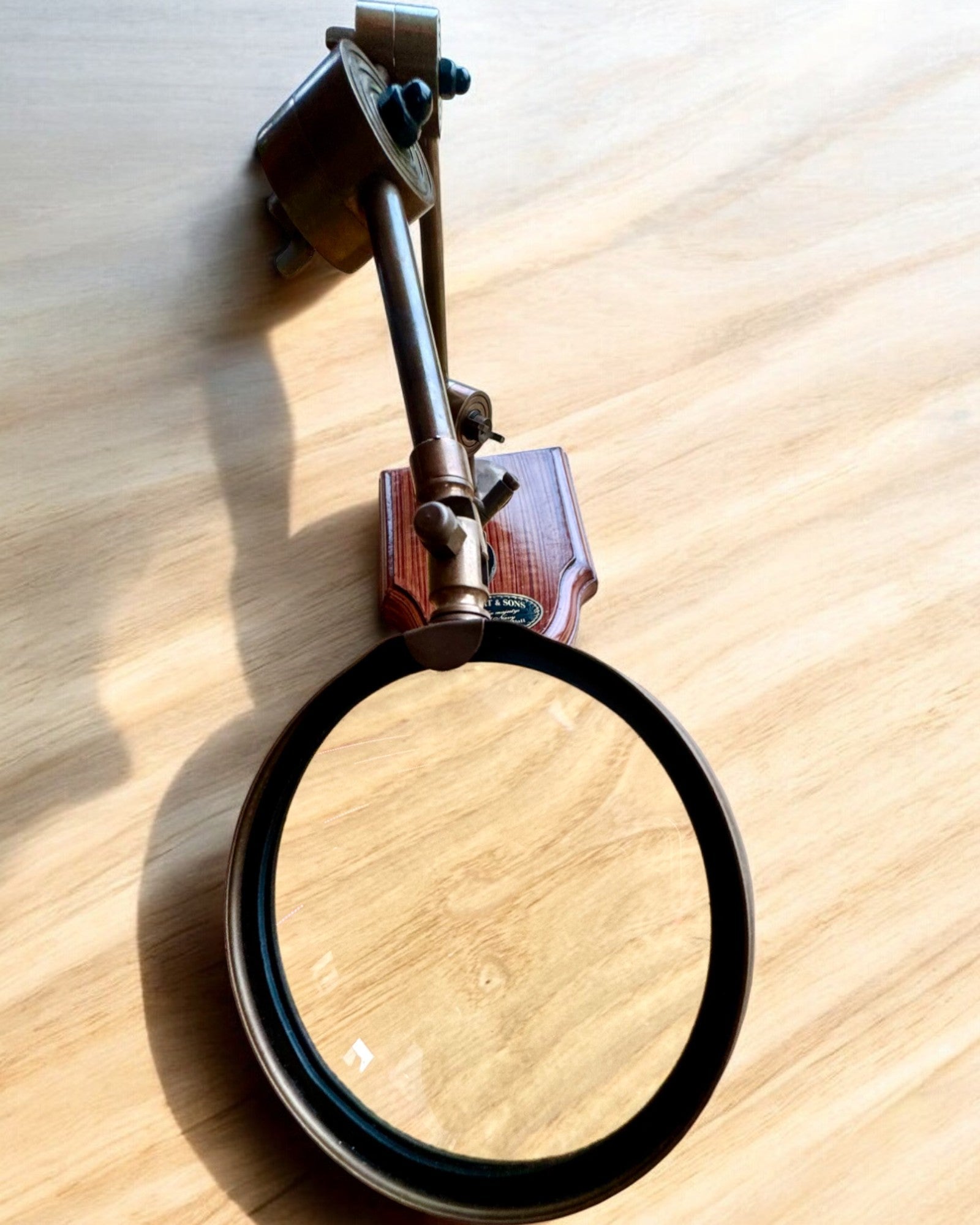 Håndverkslupe "Royal Magnifier" med stativ og justerbart håndtak - mulighet for personlig gravering som gave