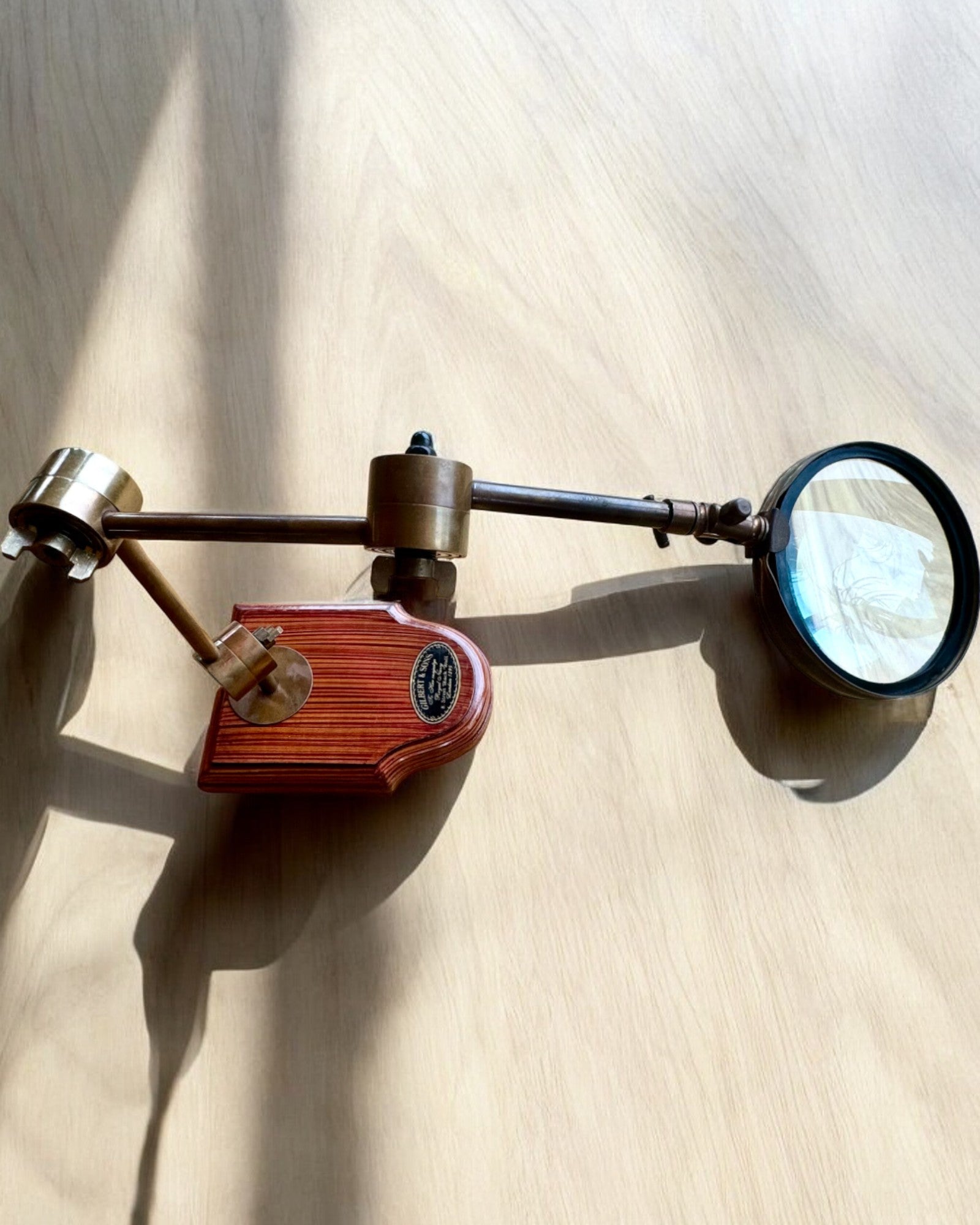 Håndverkslupe "Royal Magnifier" med stativ og justerbart håndtak - mulighet for personlig gravering som gave