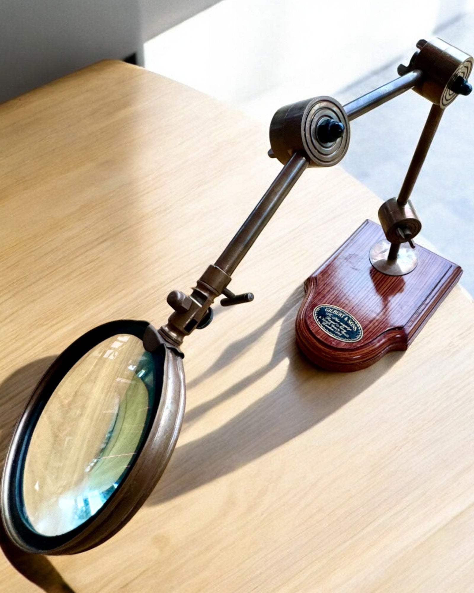 Håndverkslupe "Royal Magnifier" med stativ og justerbart håndtak - mulighet for personlig gravering som gave