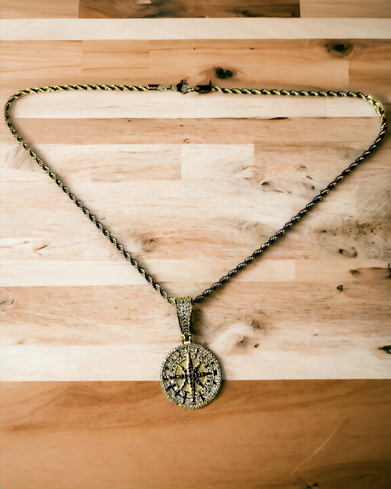 Glamour-stil Kompass Anheng Halskjede med Zirkonia for Kvinner og Menn - 2 varianter å velge mellom, personalisering med gravering som gave