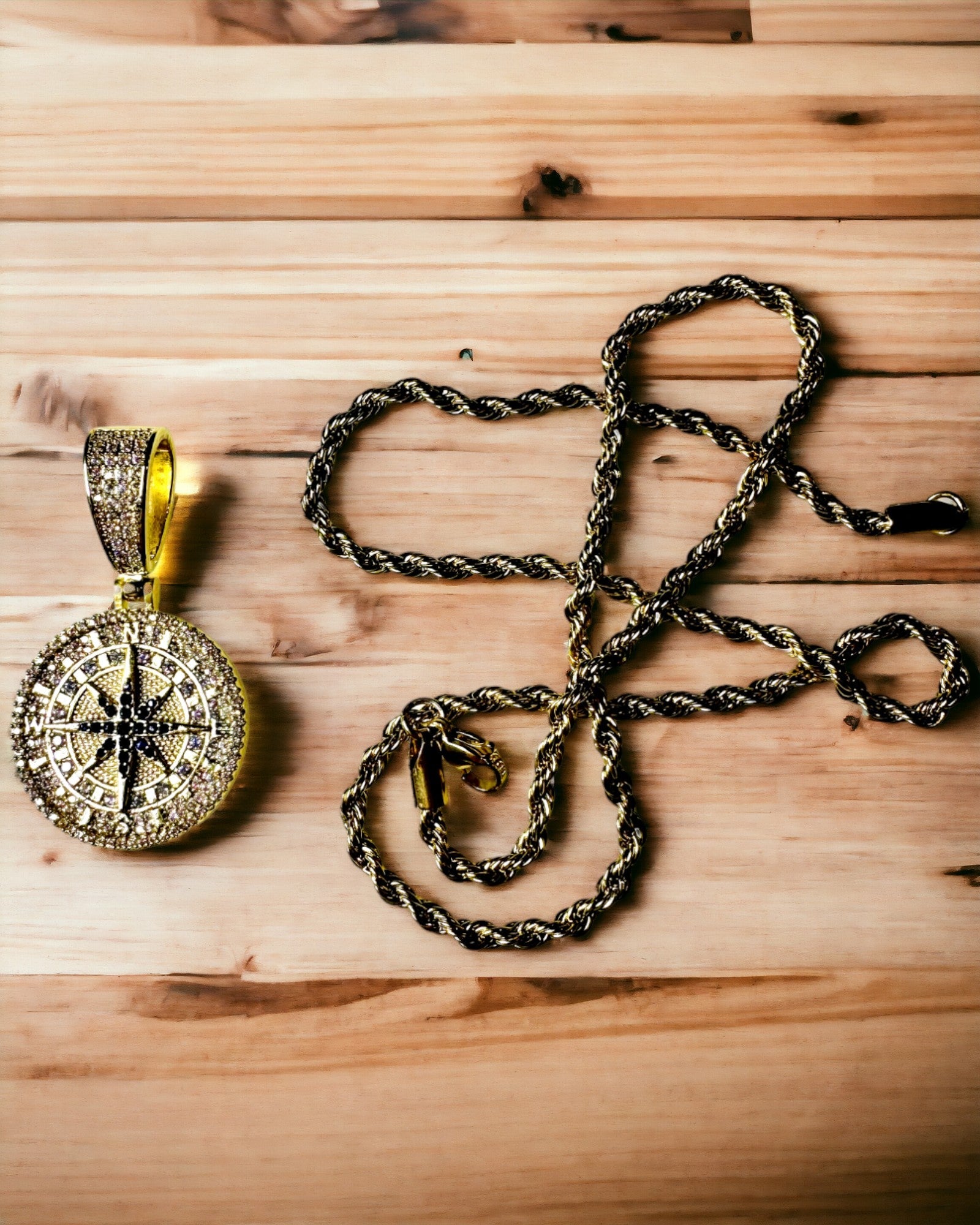 Glamour-stil Kompass Anheng Halskjede med Zirkonia for Kvinner og Menn - 2 varianter å velge mellom, personalisering med gravering som gave