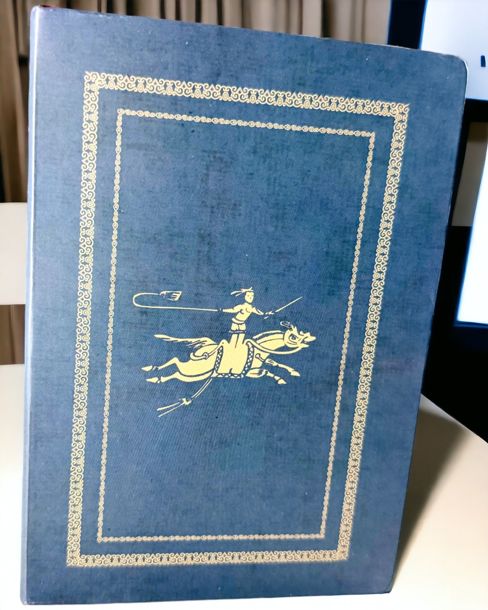 Klassisk Notatbok i Hardt Omslag med Strikkemotiv - Marineblå. Mulighet for gravering
