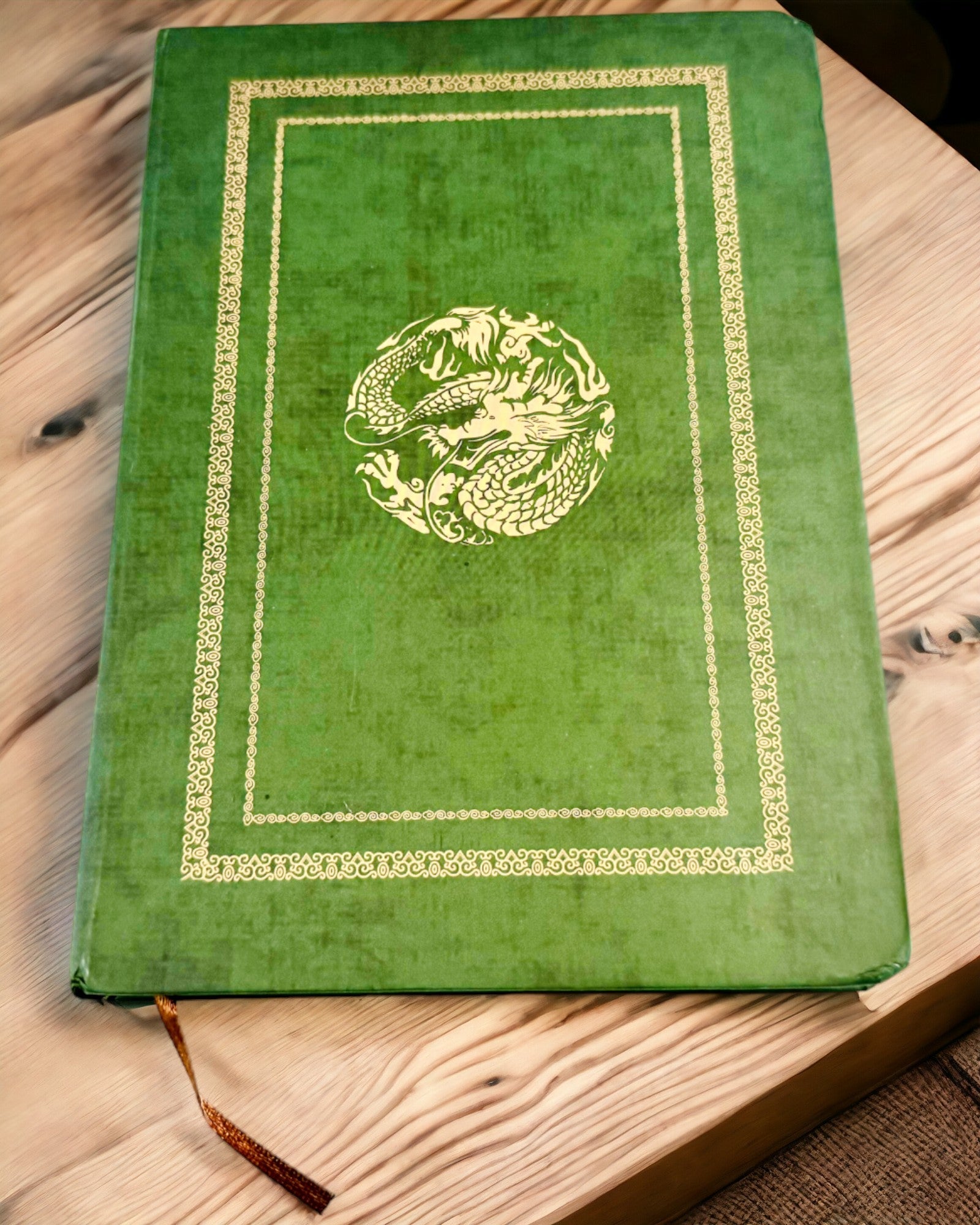 Grønn Dekorativ Notatbok med Dragemotiv - Fantasyinspirasjoner, med gravering