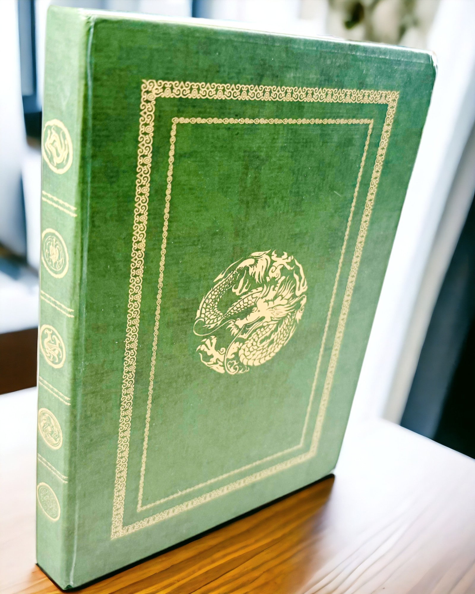 Grønn Dekorativ Notatbok med Dragemotiv - Fantasyinspirasjoner, med gravering