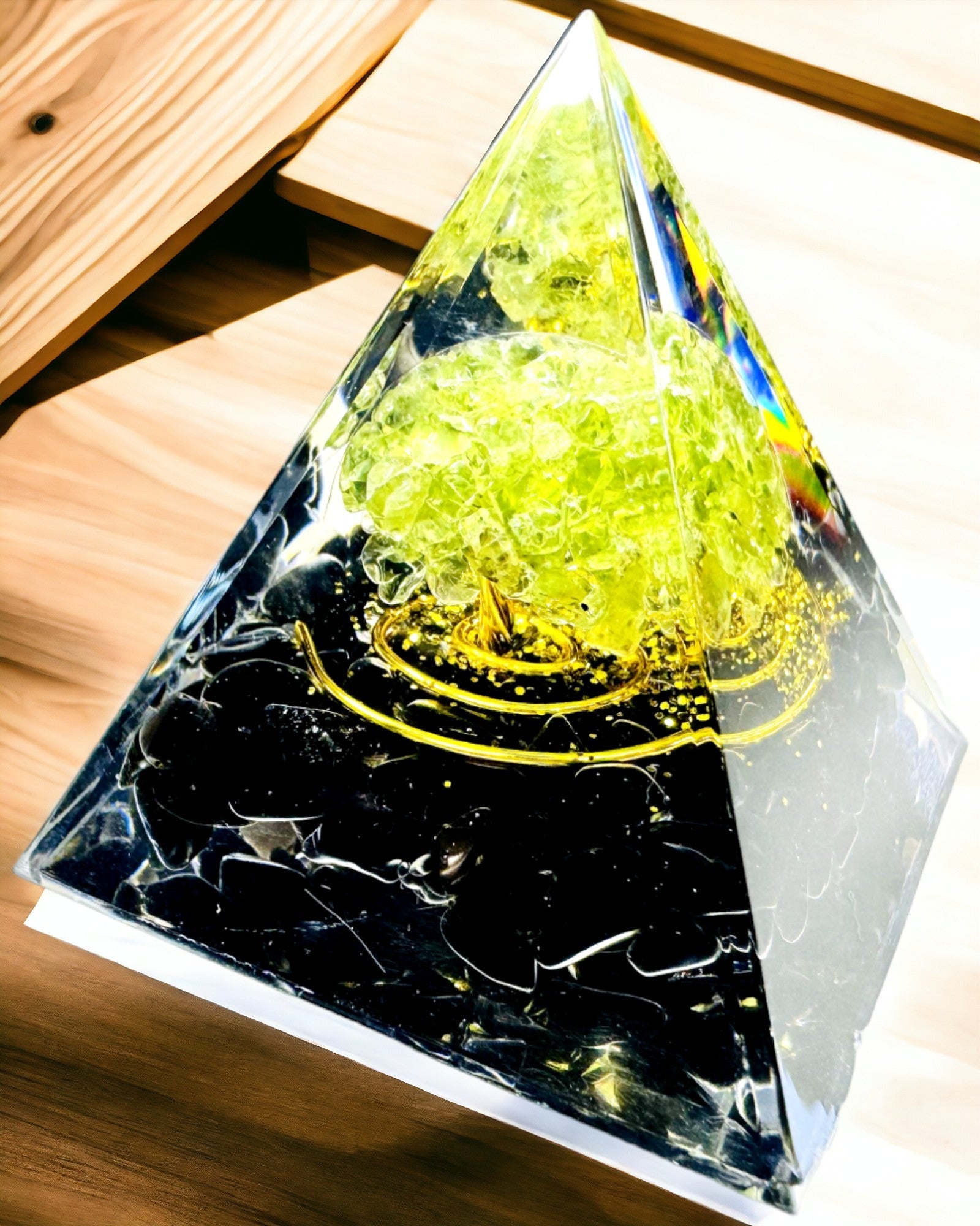 Orgonittpyramide Reiki med Naturlige Krystaller - Dekorativt Symbol for Balanse i Chakraenergi
