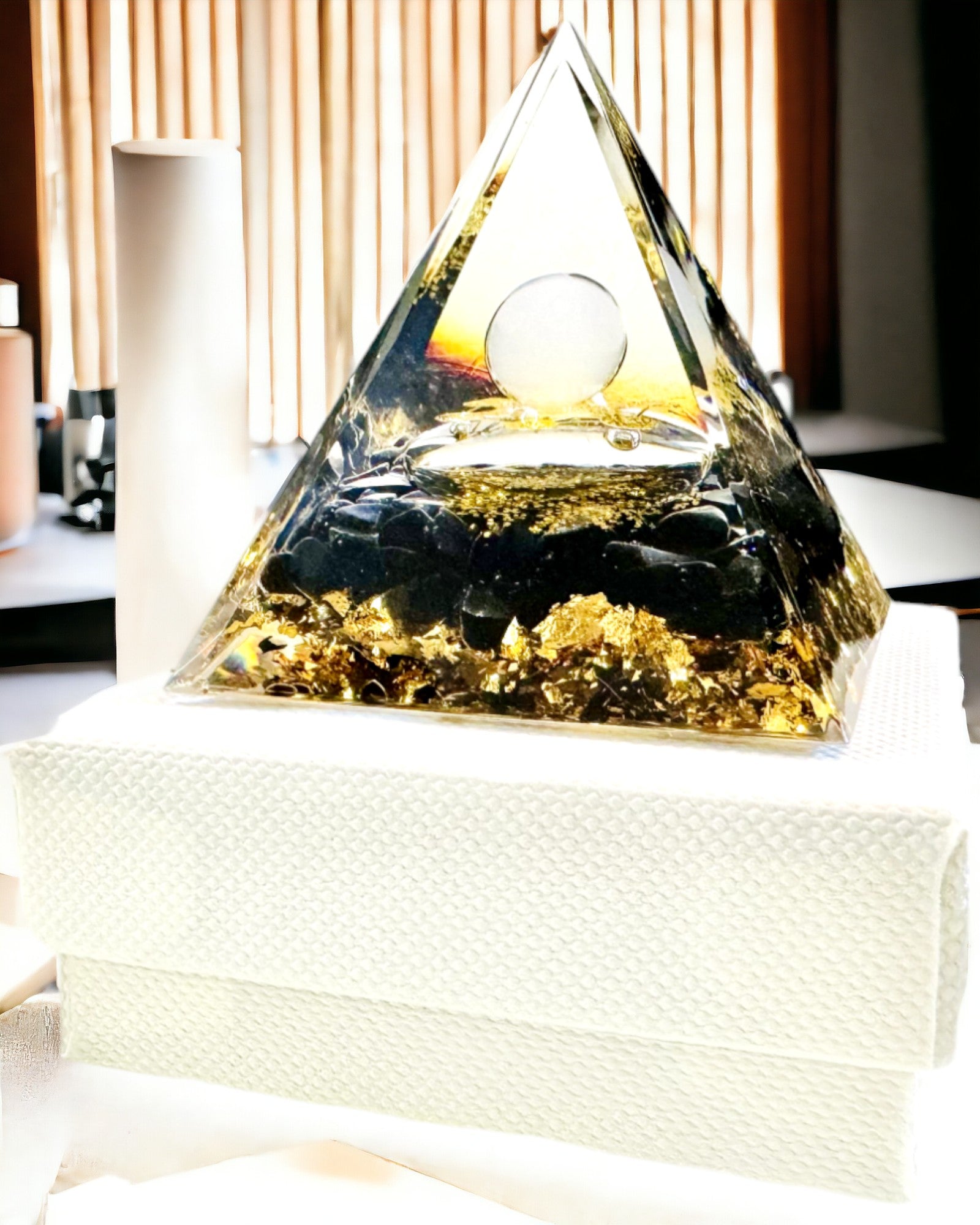 Orgonittpyramide med Obsidian – Chakra Energigenerator, Meditasjonsverktøy Reiki med Naturlig Stein