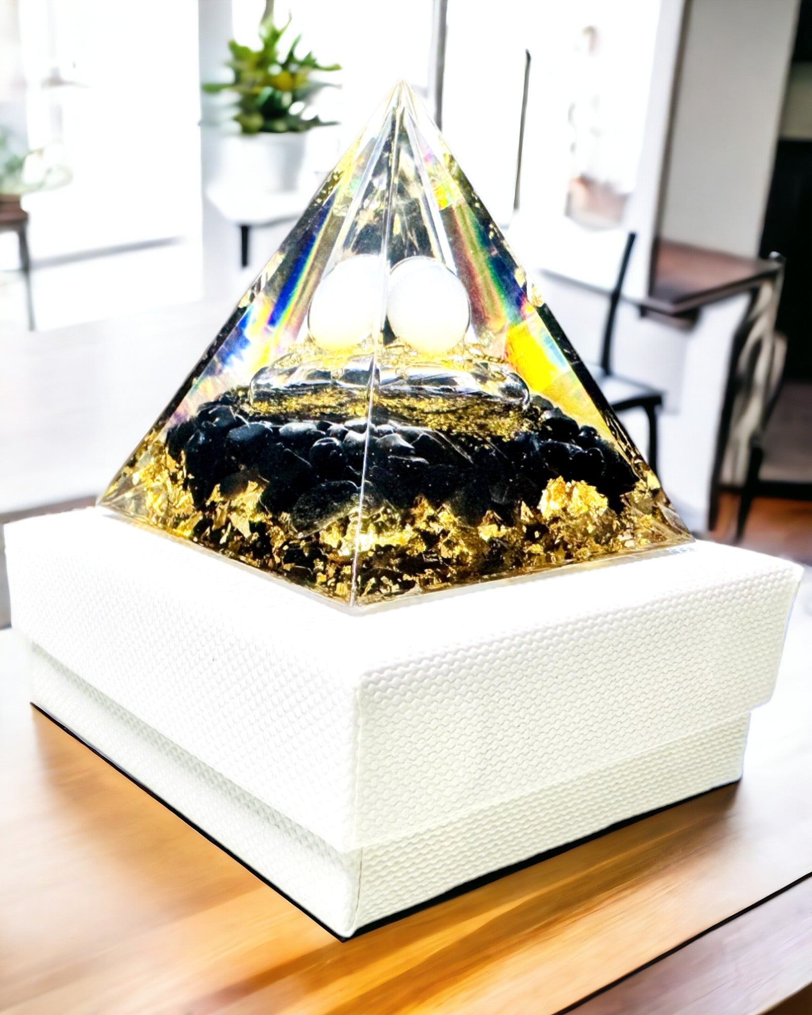 Orgonittpyramide med Obsidian – Chakra Energigenerator, Meditasjonsverktøy Reiki med Naturlig Stein