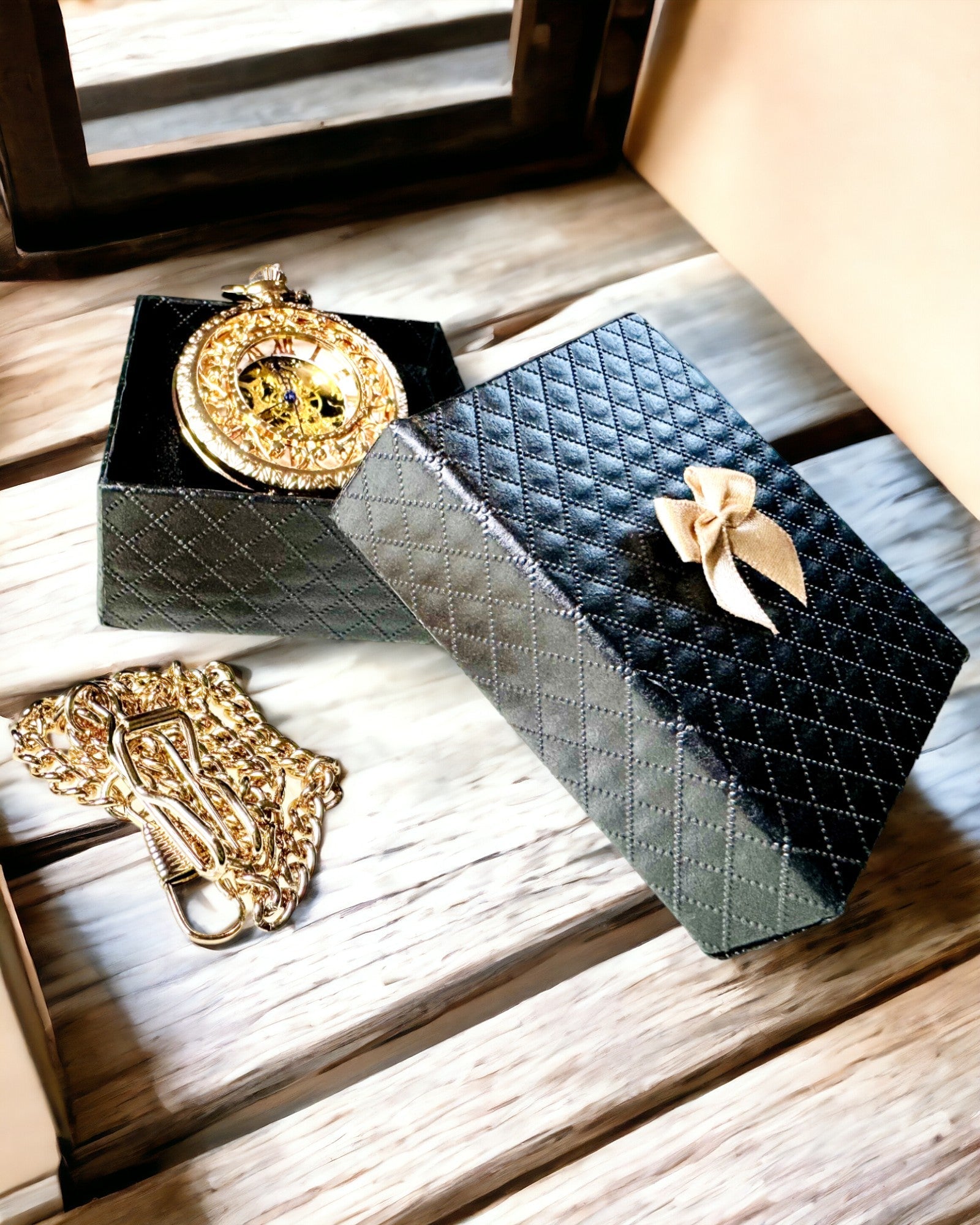 Vintage lommeur med gjennomsiktig urskive og skjelettmekanisme