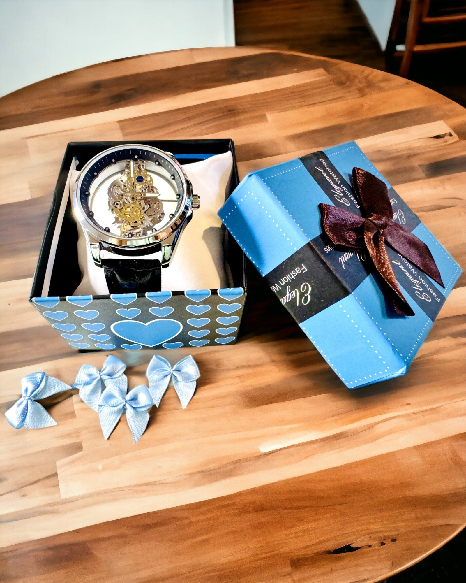 Herreklokke med Kvartsverk og Gjennomsiktig Skive - Klassisk Eleganse i Moderne Utgave svart rem. Personalisering med gravering