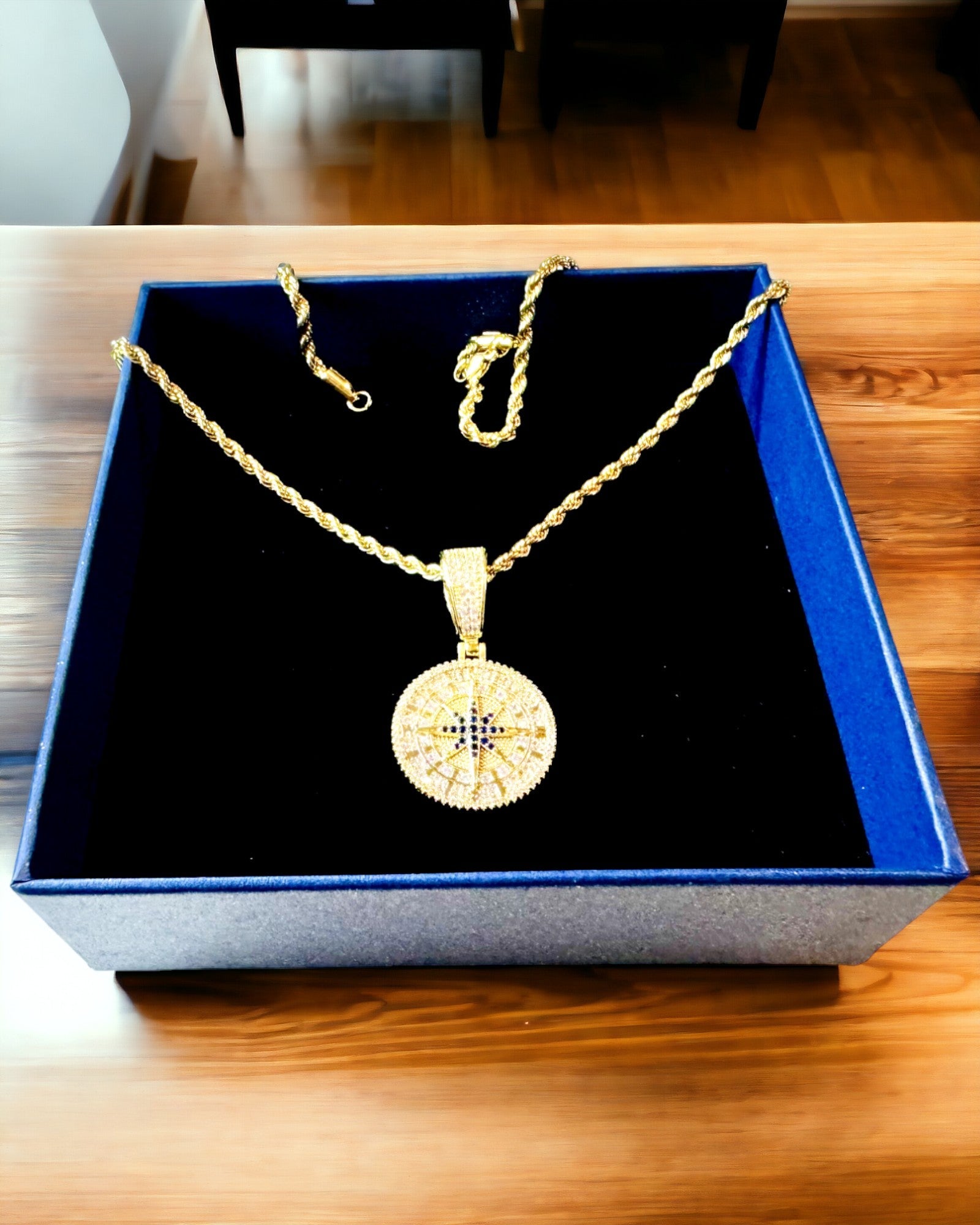 Glamour-stil Kompass Anheng Halskjede med Zirkonia for Kvinner og Menn - 2 varianter å velge mellom, personalisering med gravering som gave