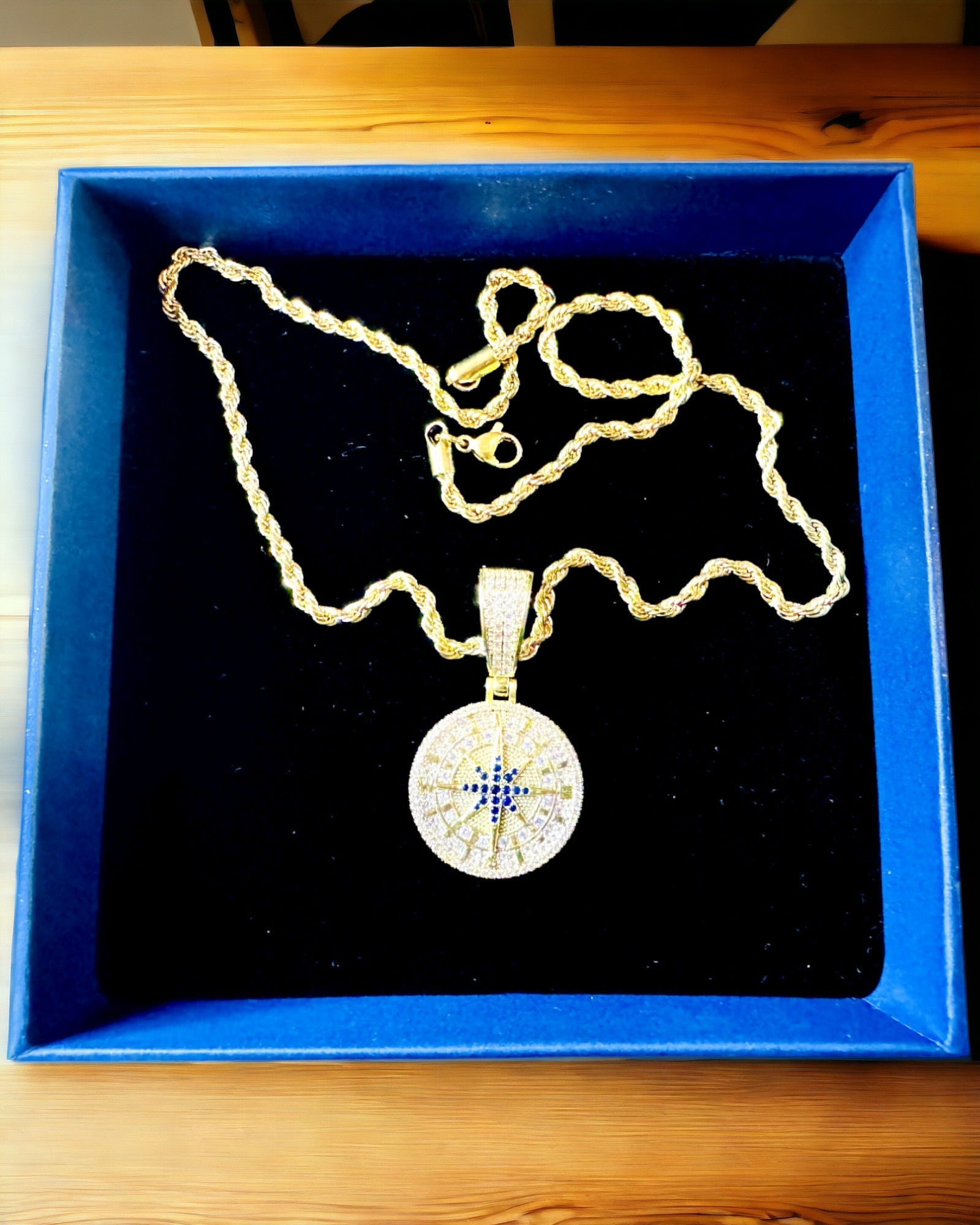 Glamour-stil Kompass Anheng Halskjede med Zirkonia for Kvinner og Menn - 2 varianter å velge mellom, personalisering med gravering som gave