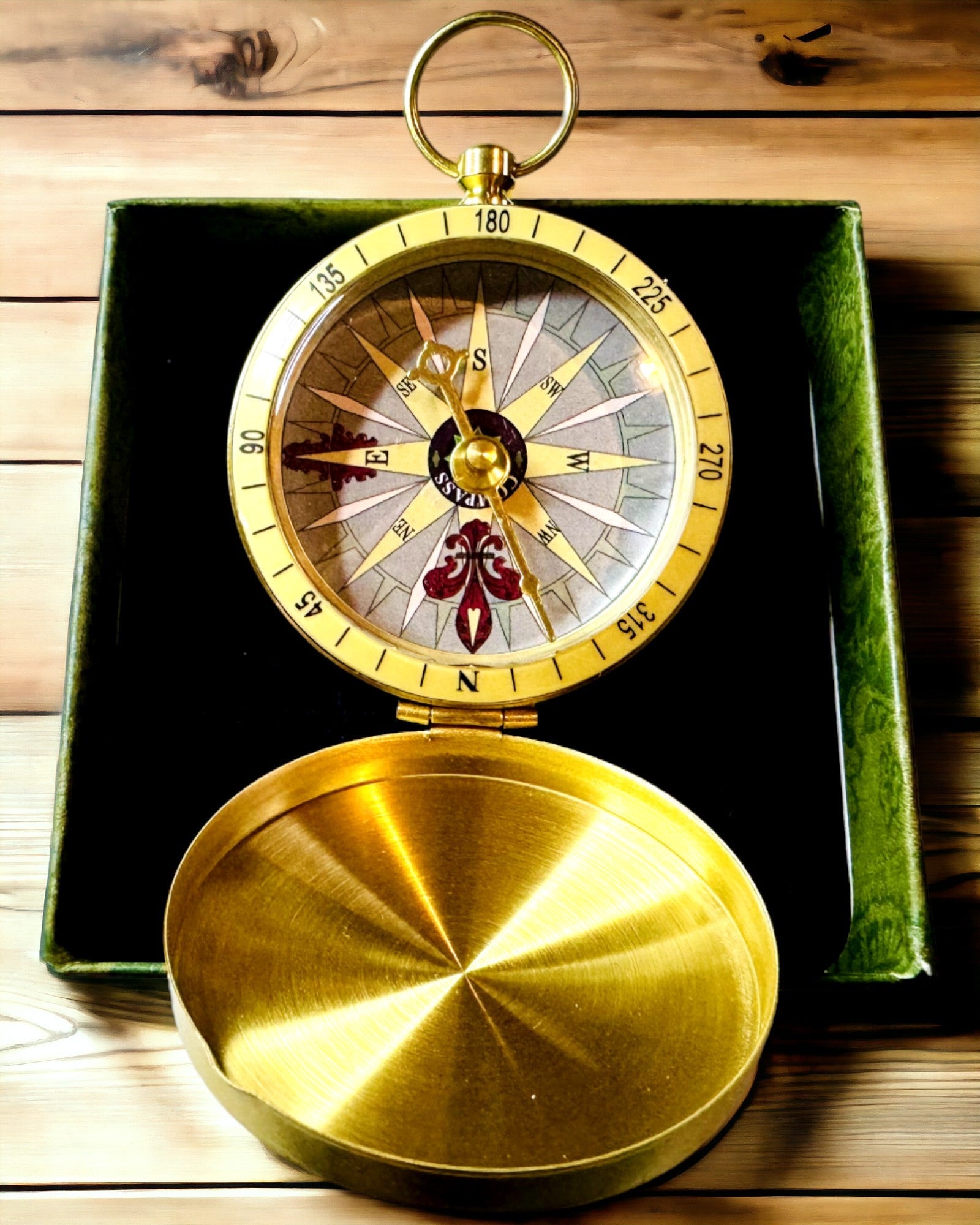 Retro Navigasjonskompass – Bærbart og Presist Instrument for Retningsbestemmelse for Reisende og Oppdagere. Gravering, personalisering.