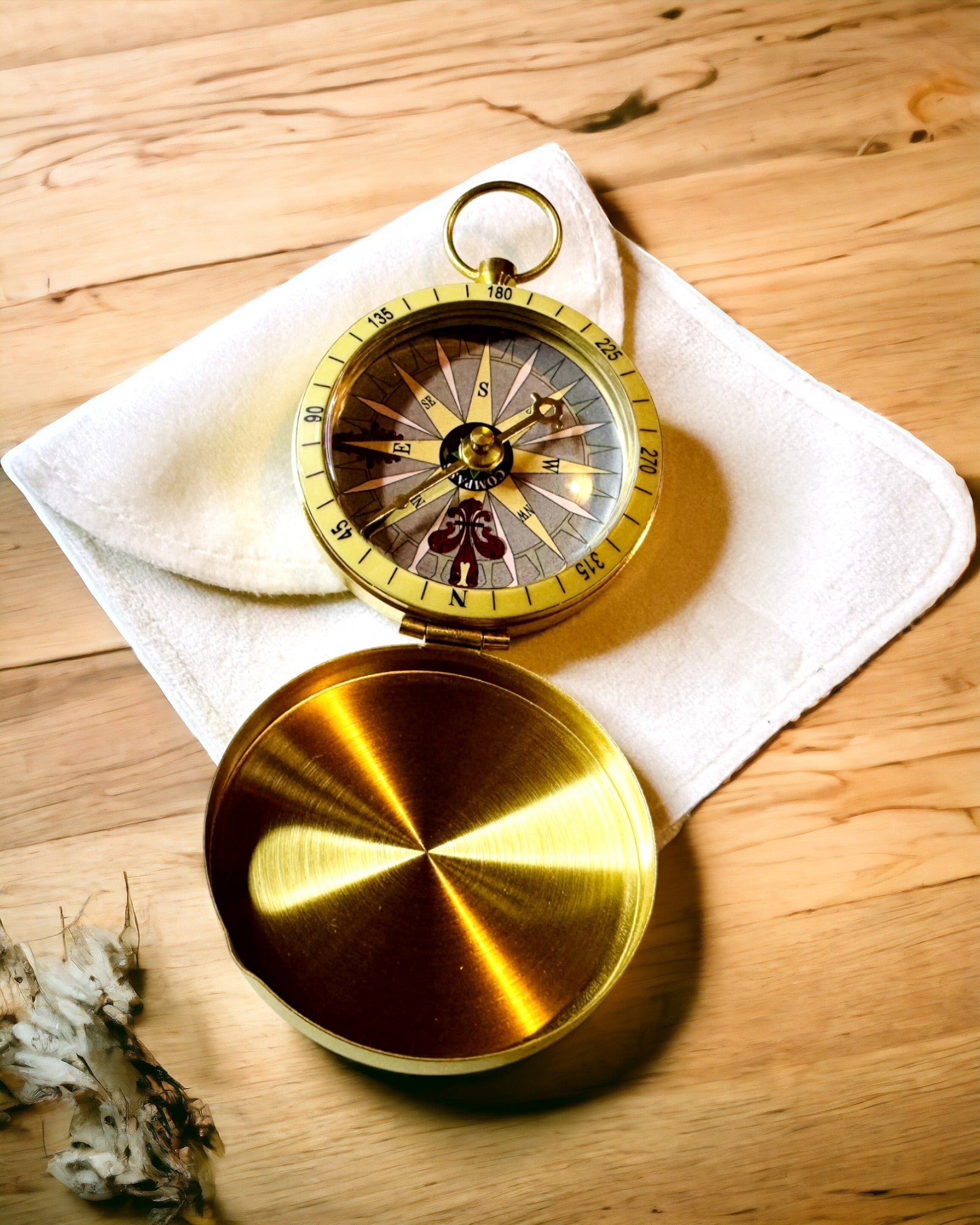 Retro Navigasjonskompass – Bærbart og Presist Instrument for Retningsbestemmelse for Reisende og Oppdagere. Gravering, personalisering.