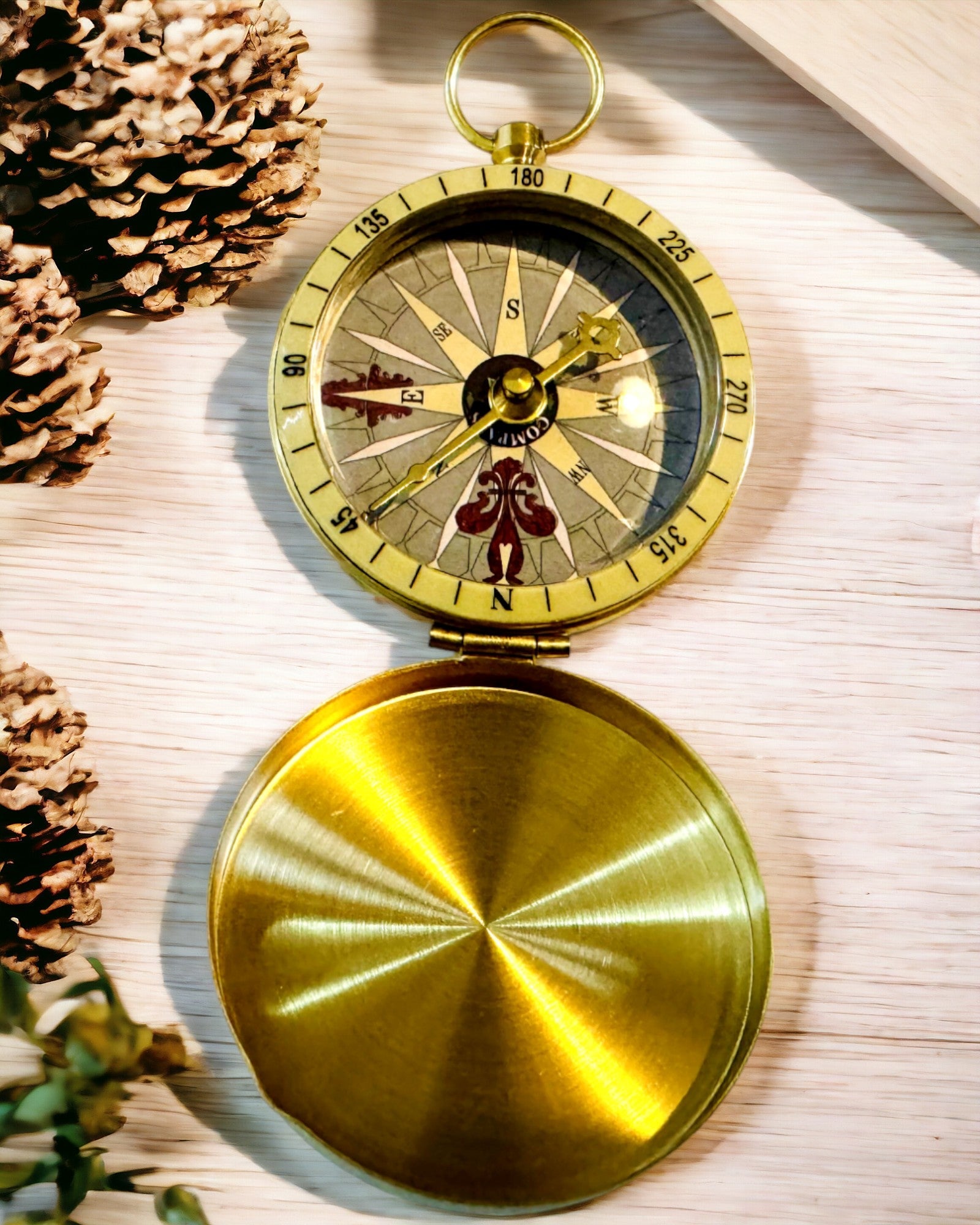 Retro Navigasjonskompass – Bærbart og Presist Instrument for Retningsbestemmelse for Reisende og Oppdagere. Gravering, personalisering.