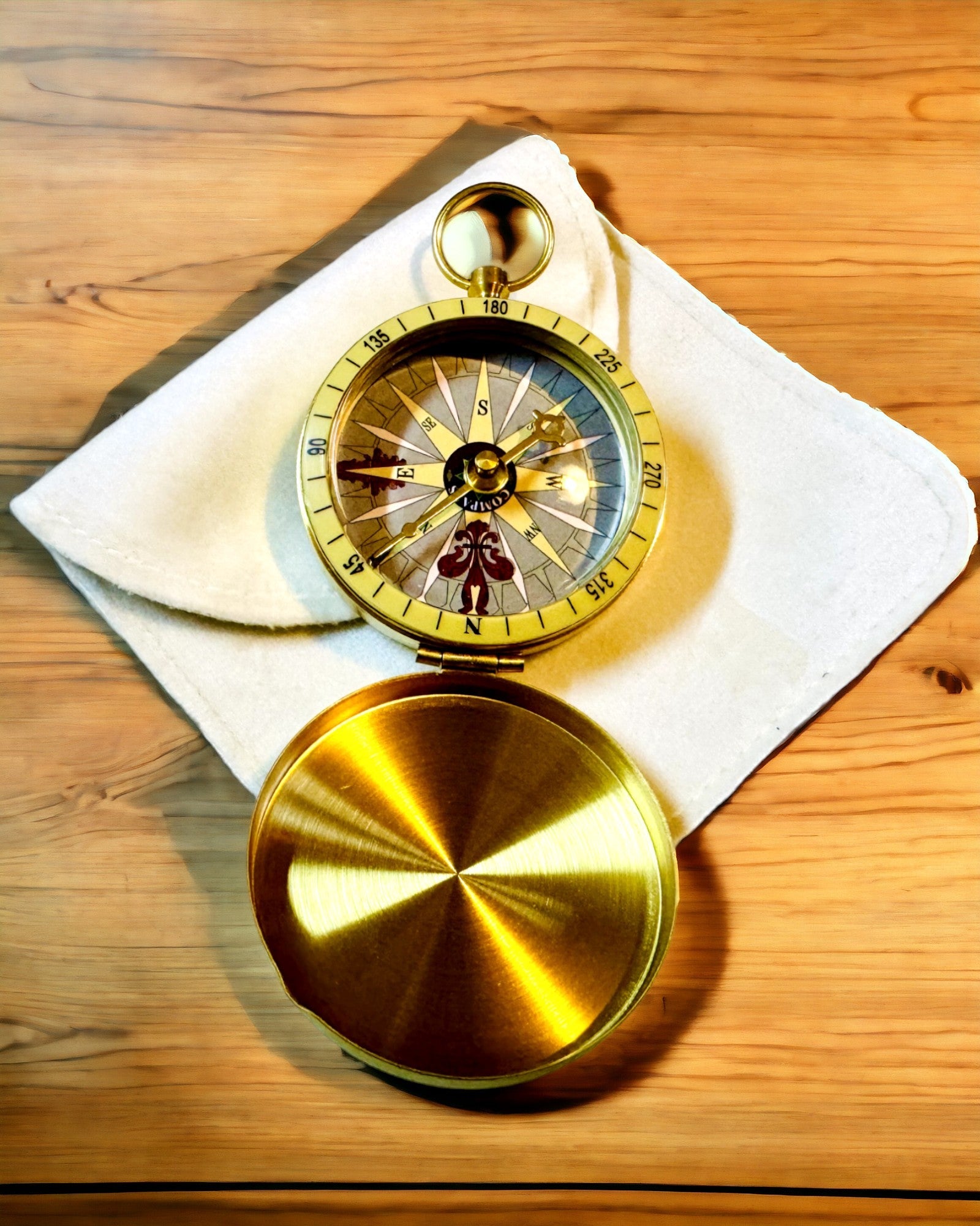 Retro Navigasjonskompass – Bærbart og Presist Instrument for Retningsbestemmelse for Reisende og Oppdagere. Gravering, personalisering.
