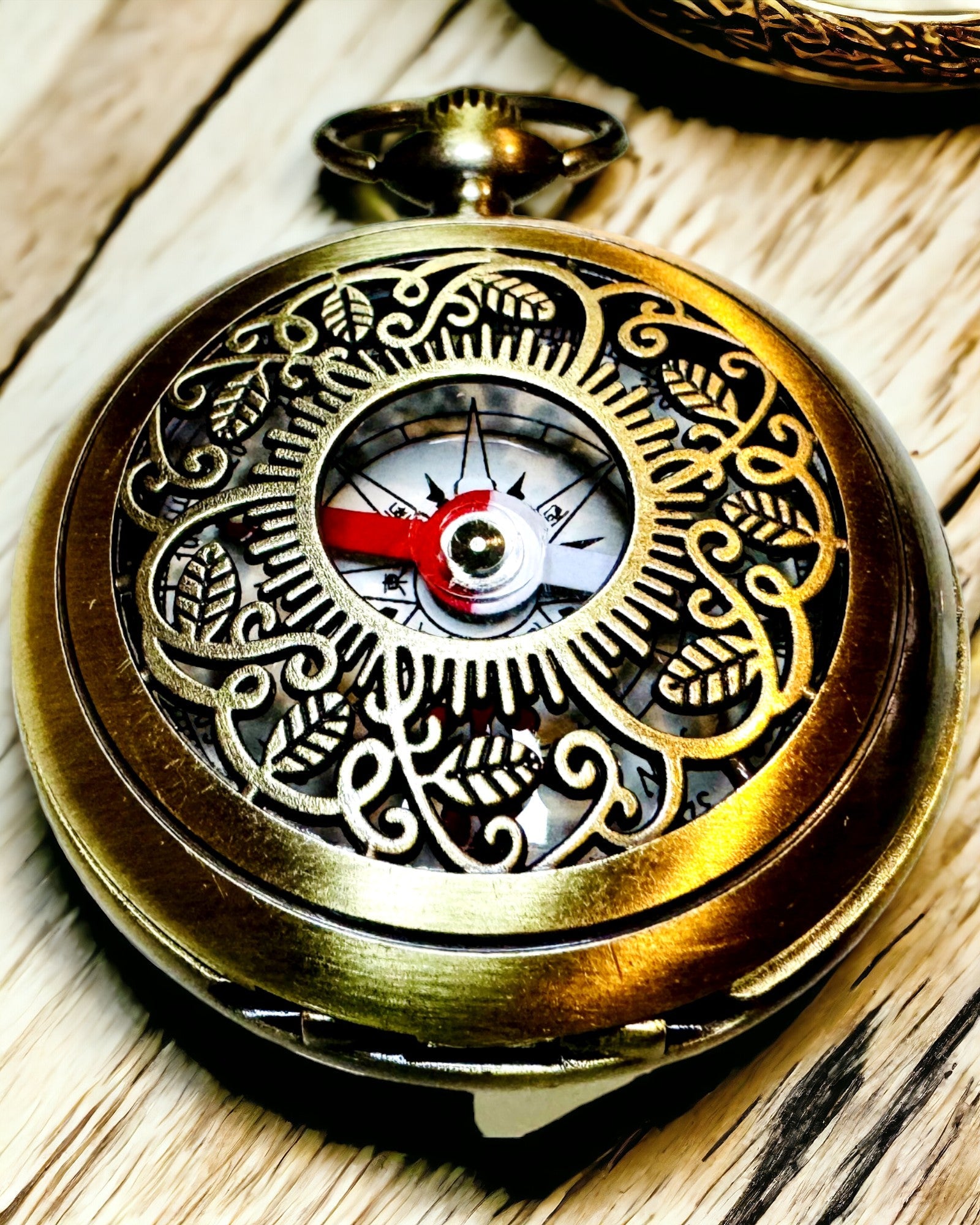 Vintage navigasjonskompass med filigranmønster – brun-gull farge