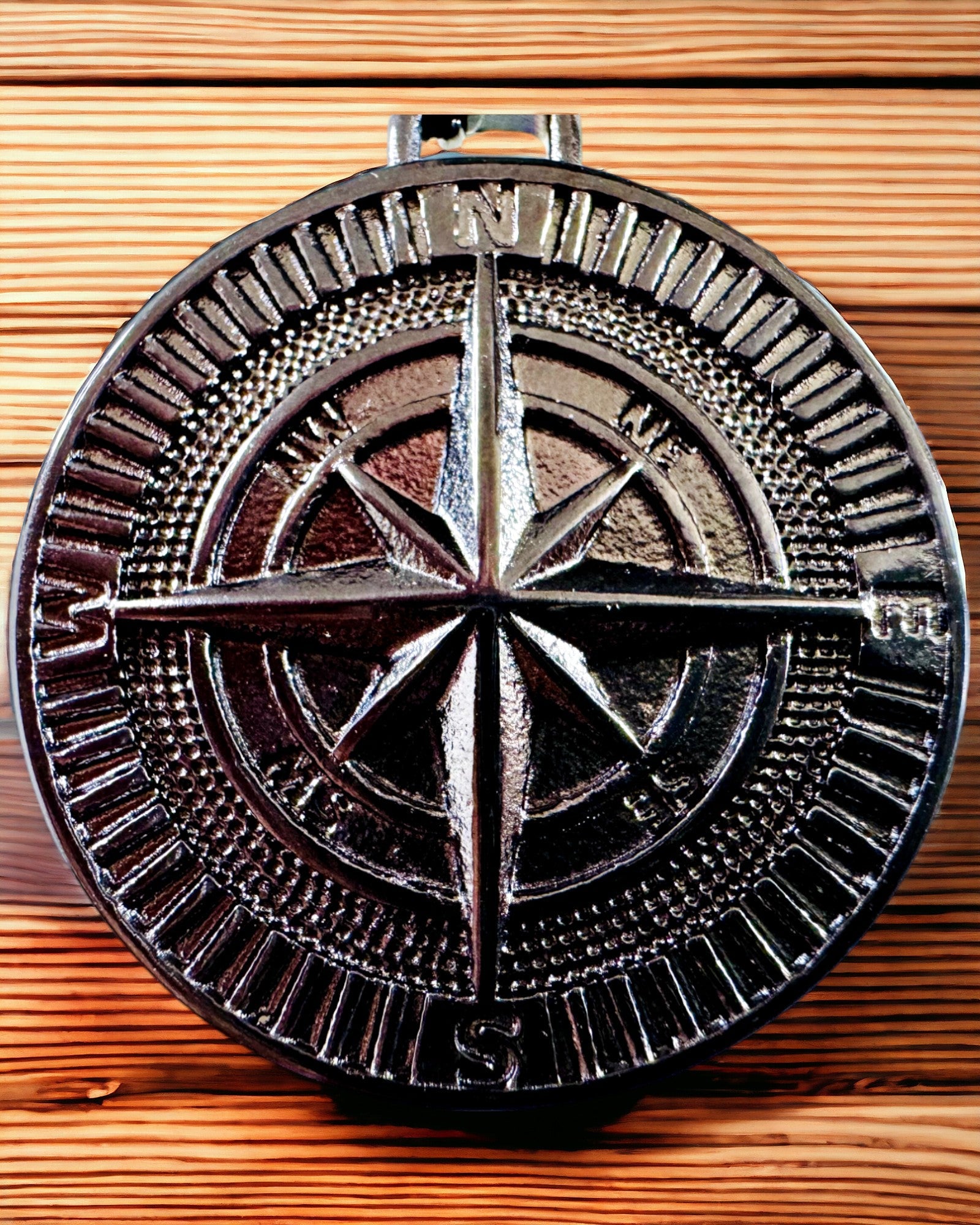 Kompassmykke – Håndlaget Smykke i Rustfritt Stål for Menn og Kvinner i To Farger, med Gravering