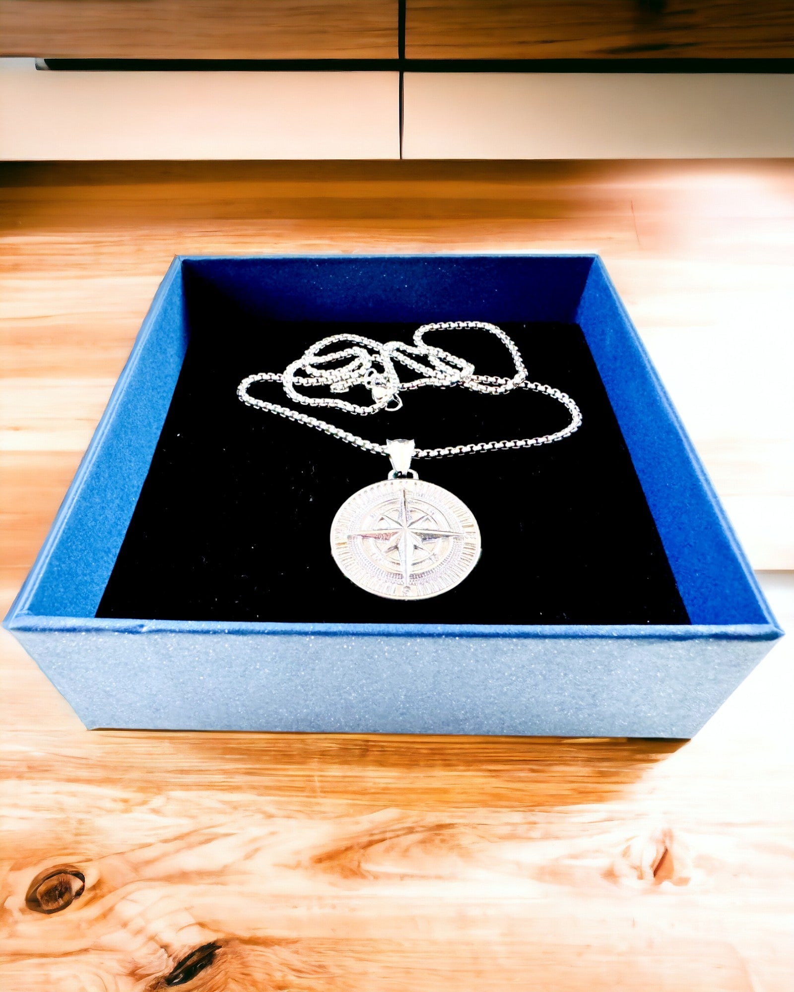 Kompassmykke – Håndlaget Smykke i Rustfritt Stål for Menn og Kvinner i To Farger, med Gravering