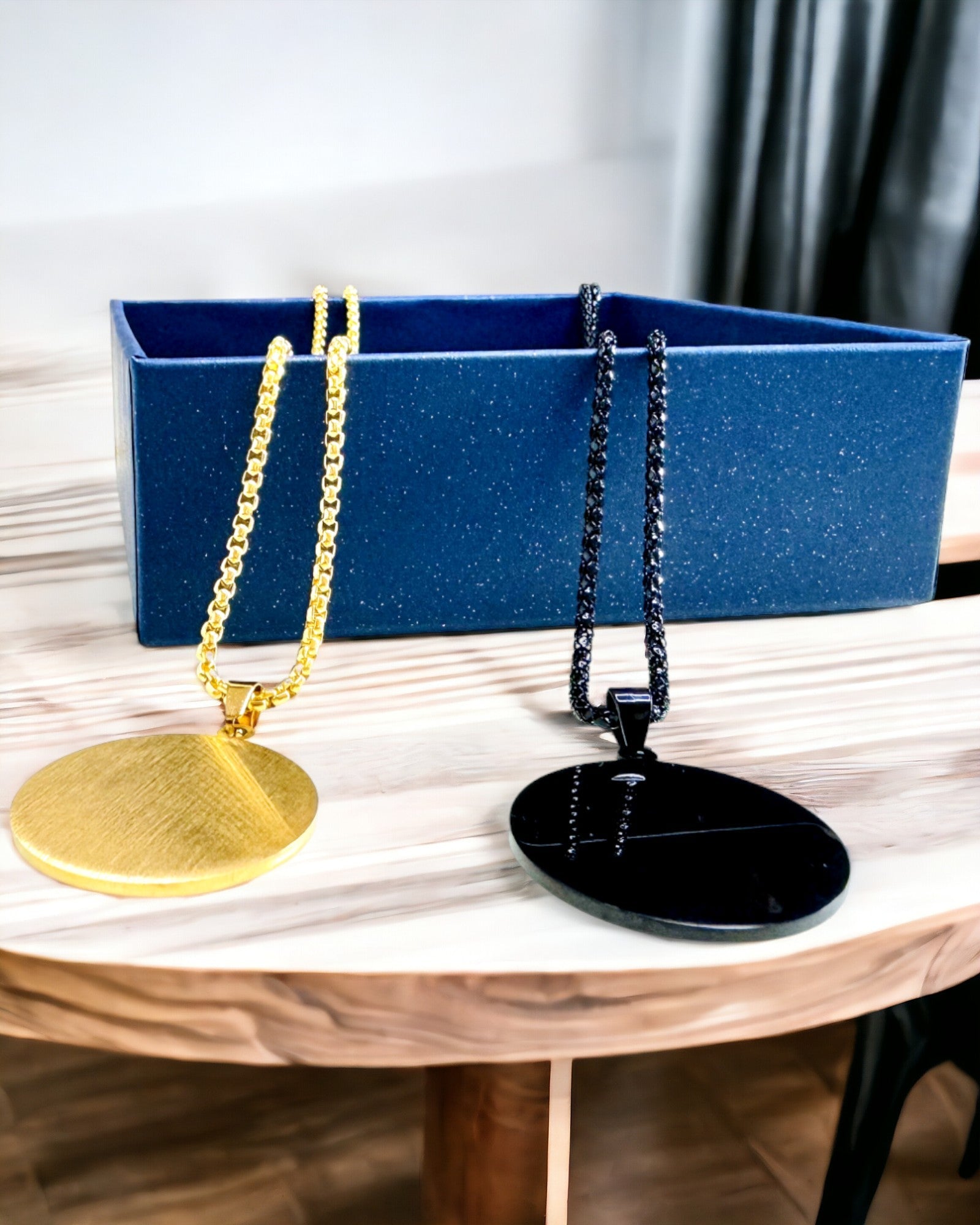 Anheng "Urban Elegance" – Rundt Medaljong i Rustfritt Stål i To Farger med Mulighet for Personalisering