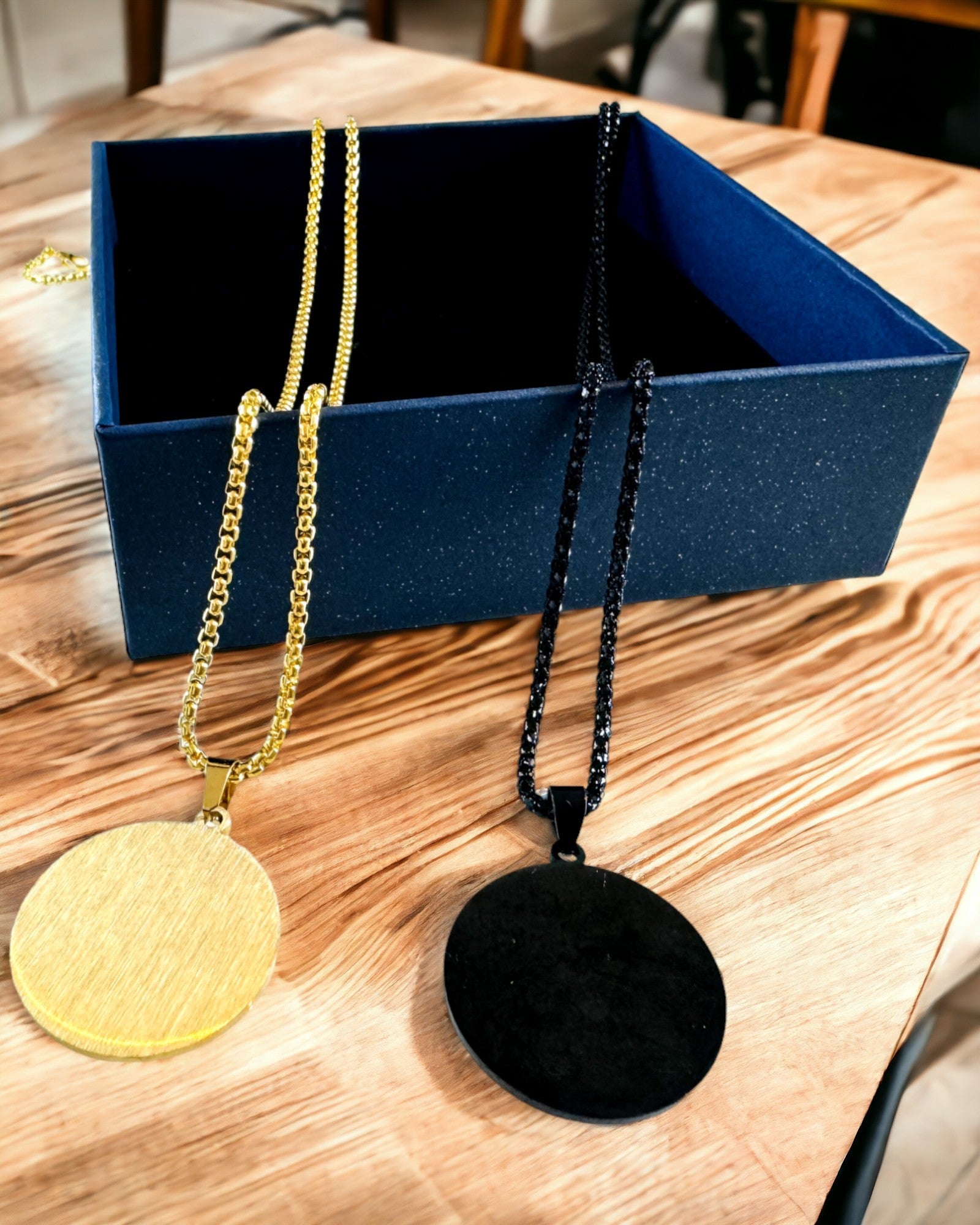 Anheng "Urban Elegance" – Rundt Medaljong i Rustfritt Stål i To Farger med Mulighet for Personalisering
