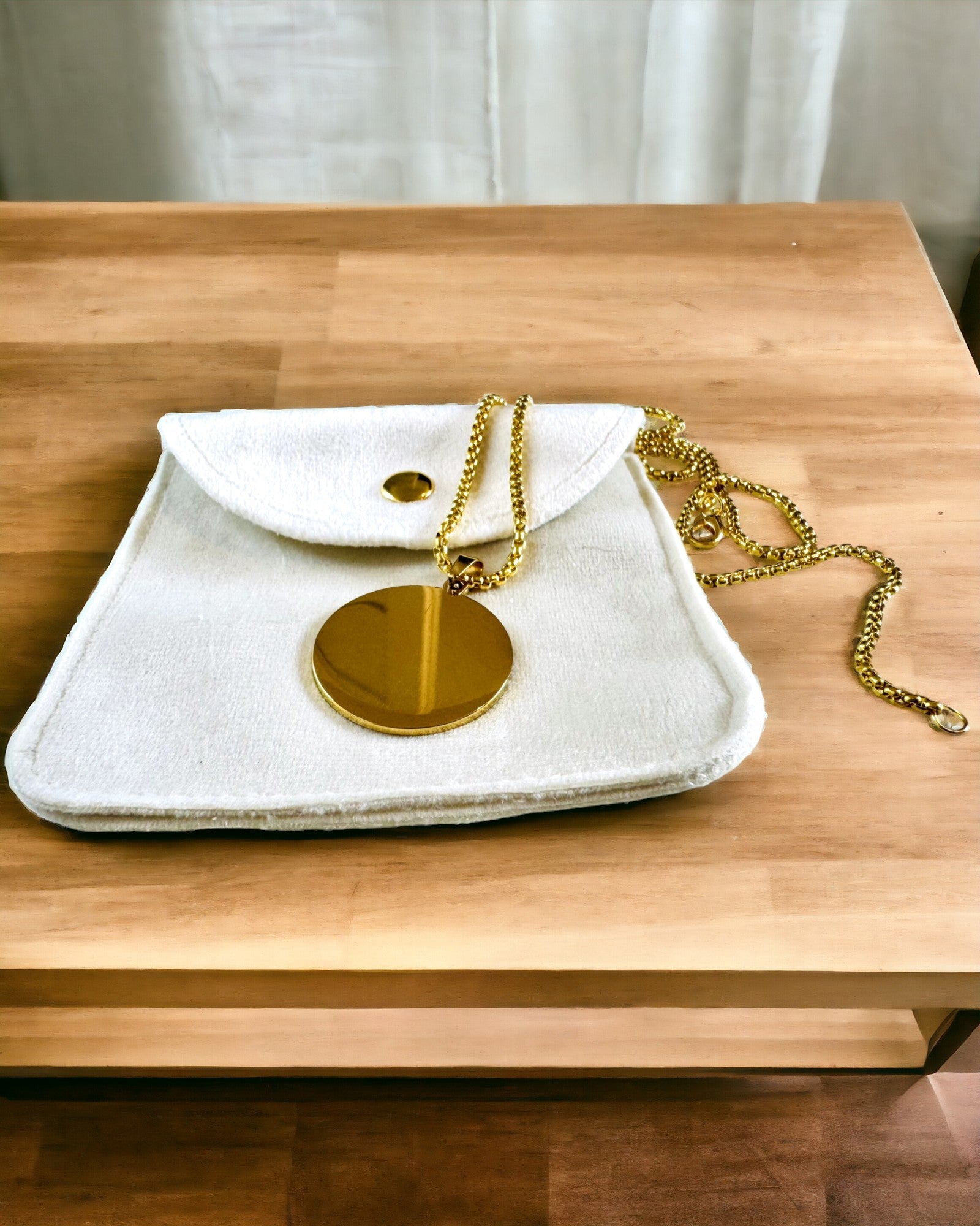 Anheng "Urban Elegance" – Rundt Medaljong i Rustfritt Stål i To Farger med Mulighet for Personalisering