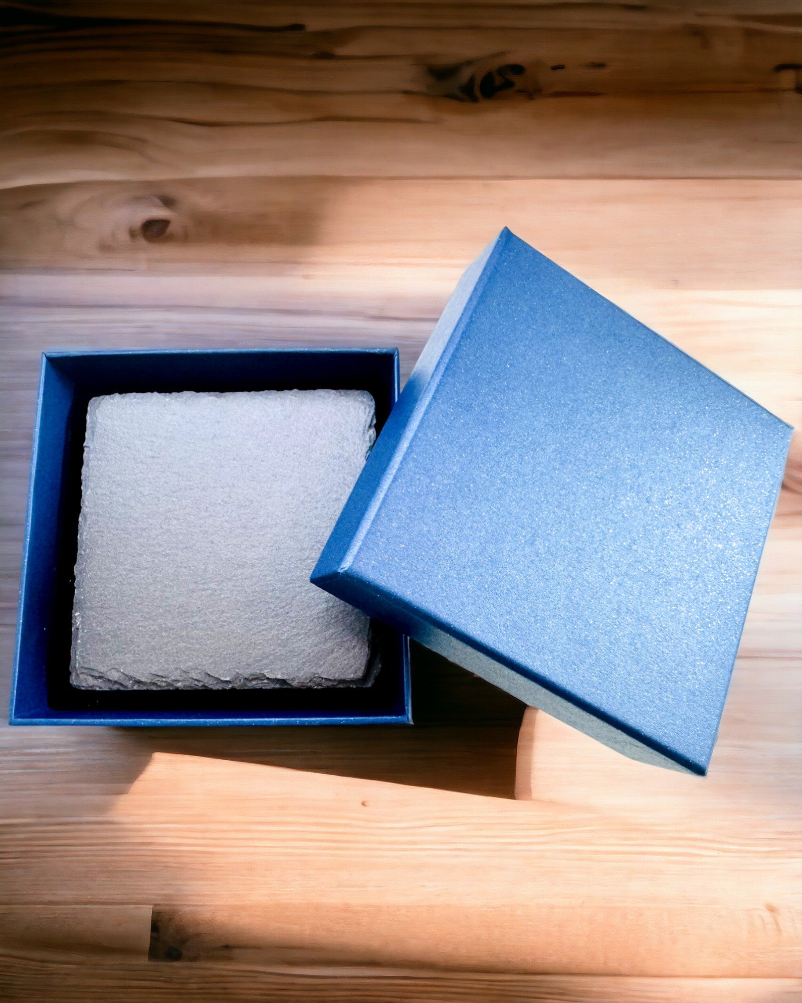 Underlag for kaffe, te av naturlig stein med personlig gravering – Kvadrat, sirkel, sekskant, 10 cm