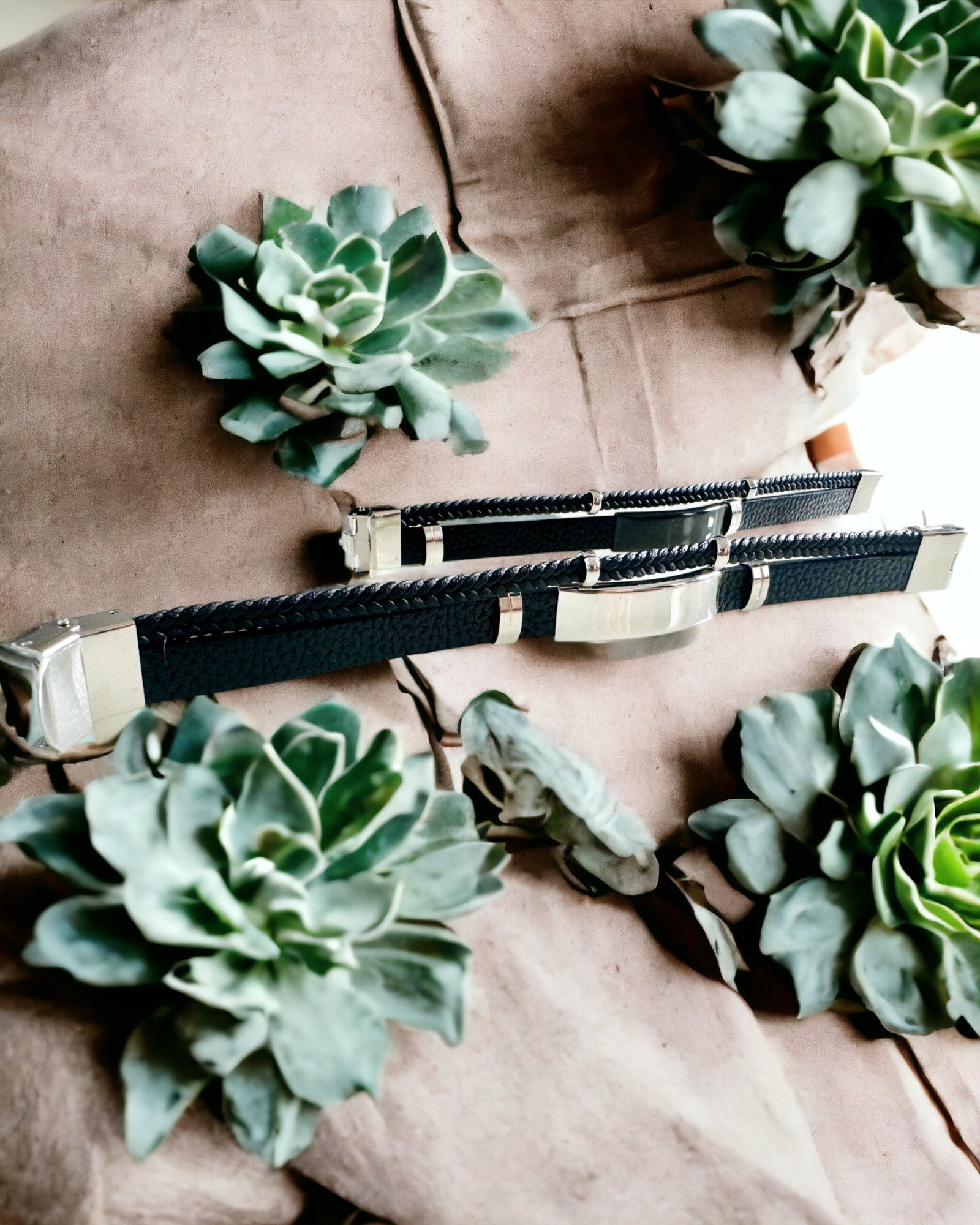 Herrearmbånd i PU-lær og rustfritt stål med mulighet for gravering – Tilgjengelig i to fargevarianter