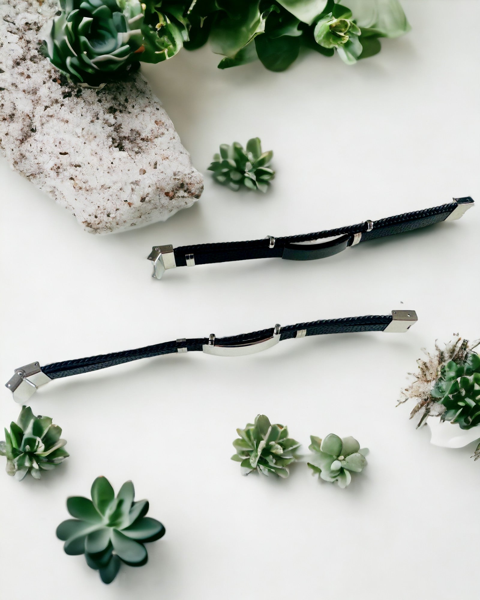 Herrearmbånd i PU-lær og rustfritt stål med mulighet for gravering – Tilgjengelig i to fargevarianter