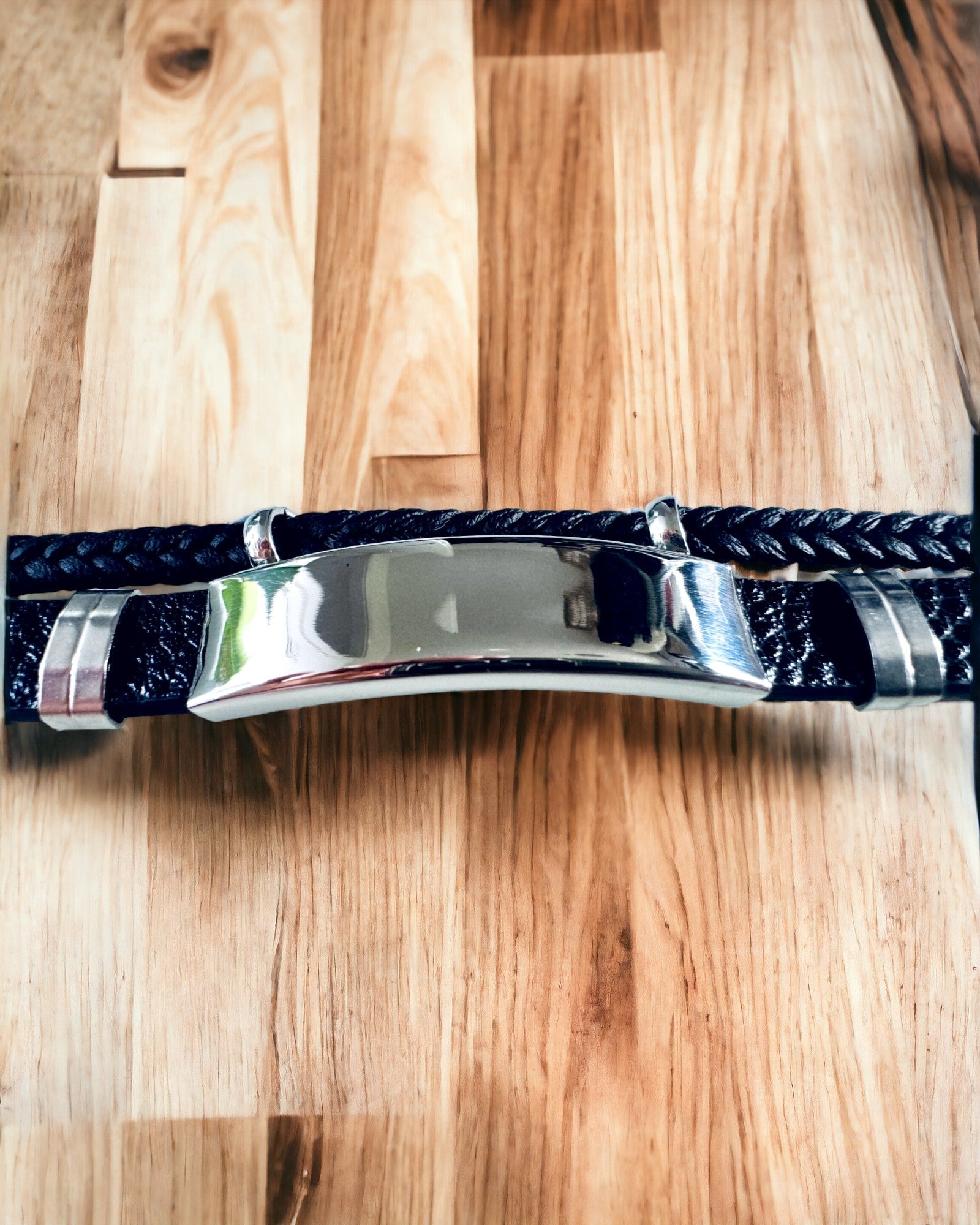 Herrearmbånd i PU-lær og rustfritt stål med mulighet for gravering – Tilgjengelig i to fargevarianter