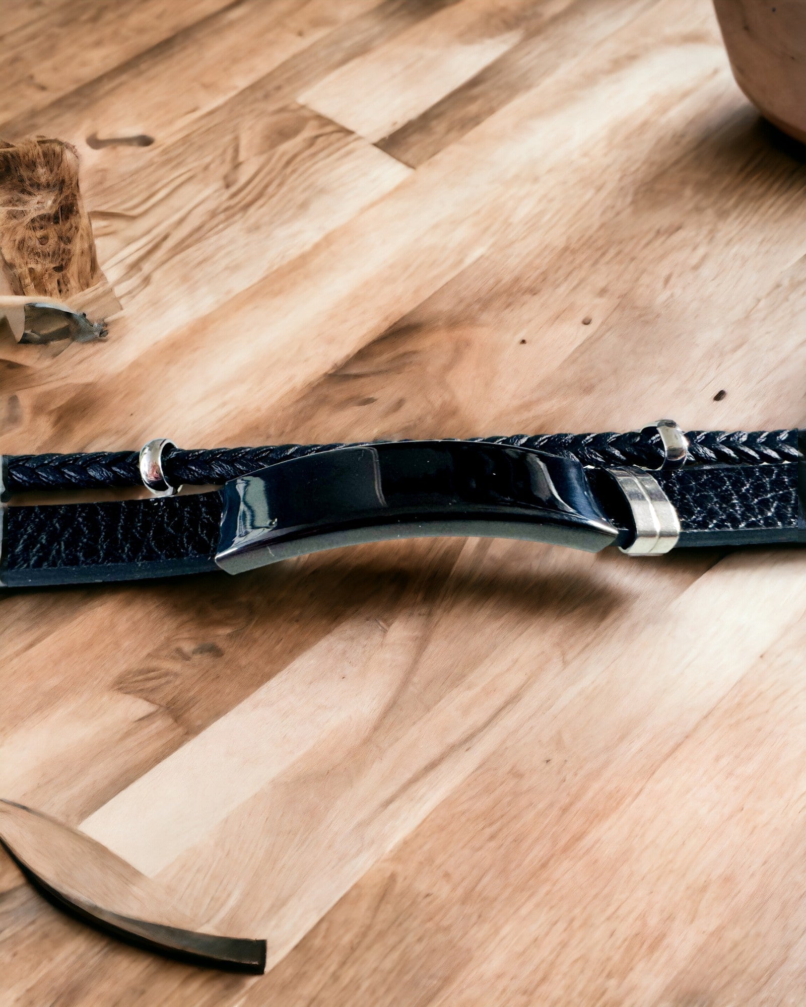 Herrearmbånd i PU-lær og rustfritt stål med mulighet for gravering – Tilgjengelig i to fargevarianter