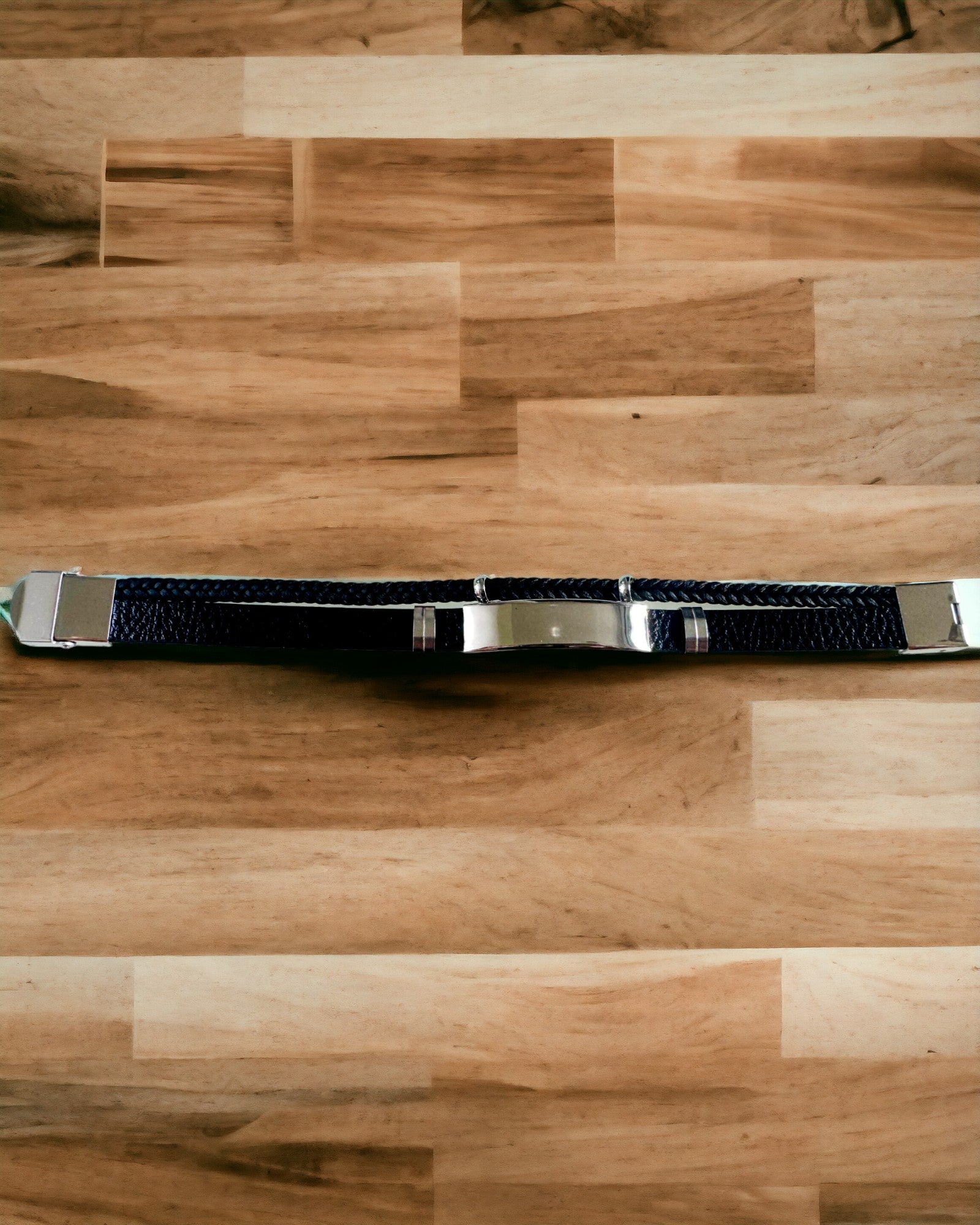 Herrearmbånd i PU-lær og rustfritt stål med mulighet for gravering – Tilgjengelig i to fargevarianter