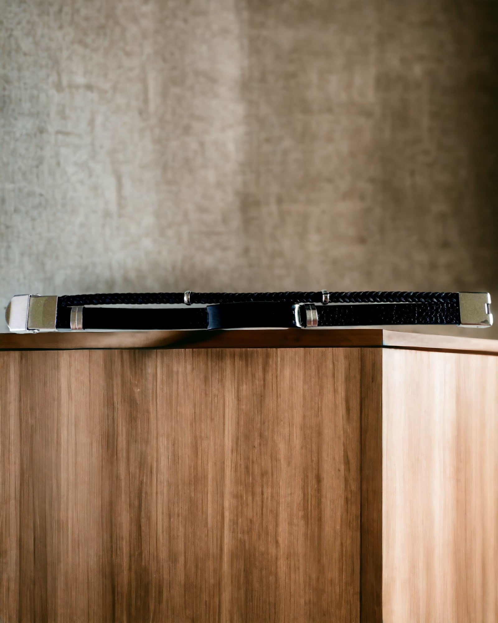 Herrearmbånd i PU-lær og rustfritt stål med mulighet for gravering – Tilgjengelig i to fargevarianter