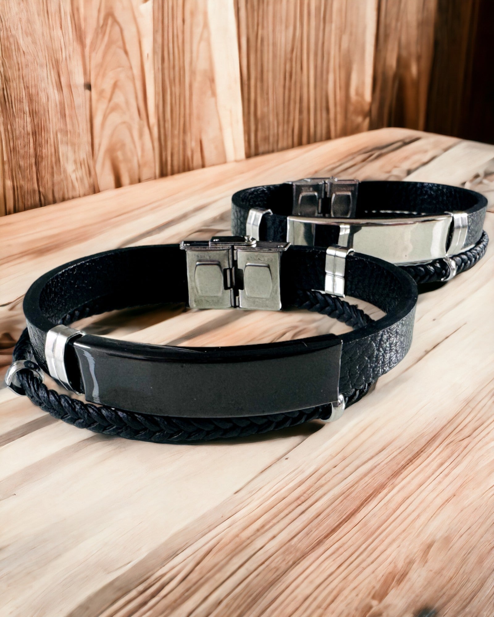 Herrearmbånd i PU-lær og rustfritt stål med mulighet for gravering – Tilgjengelig i to fargevarianter