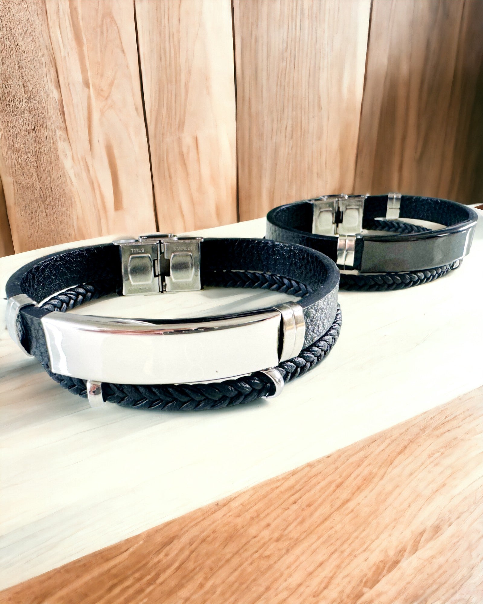 Herrearmbånd i PU-lær og rustfritt stål med mulighet for gravering – Tilgjengelig i to fargevarianter